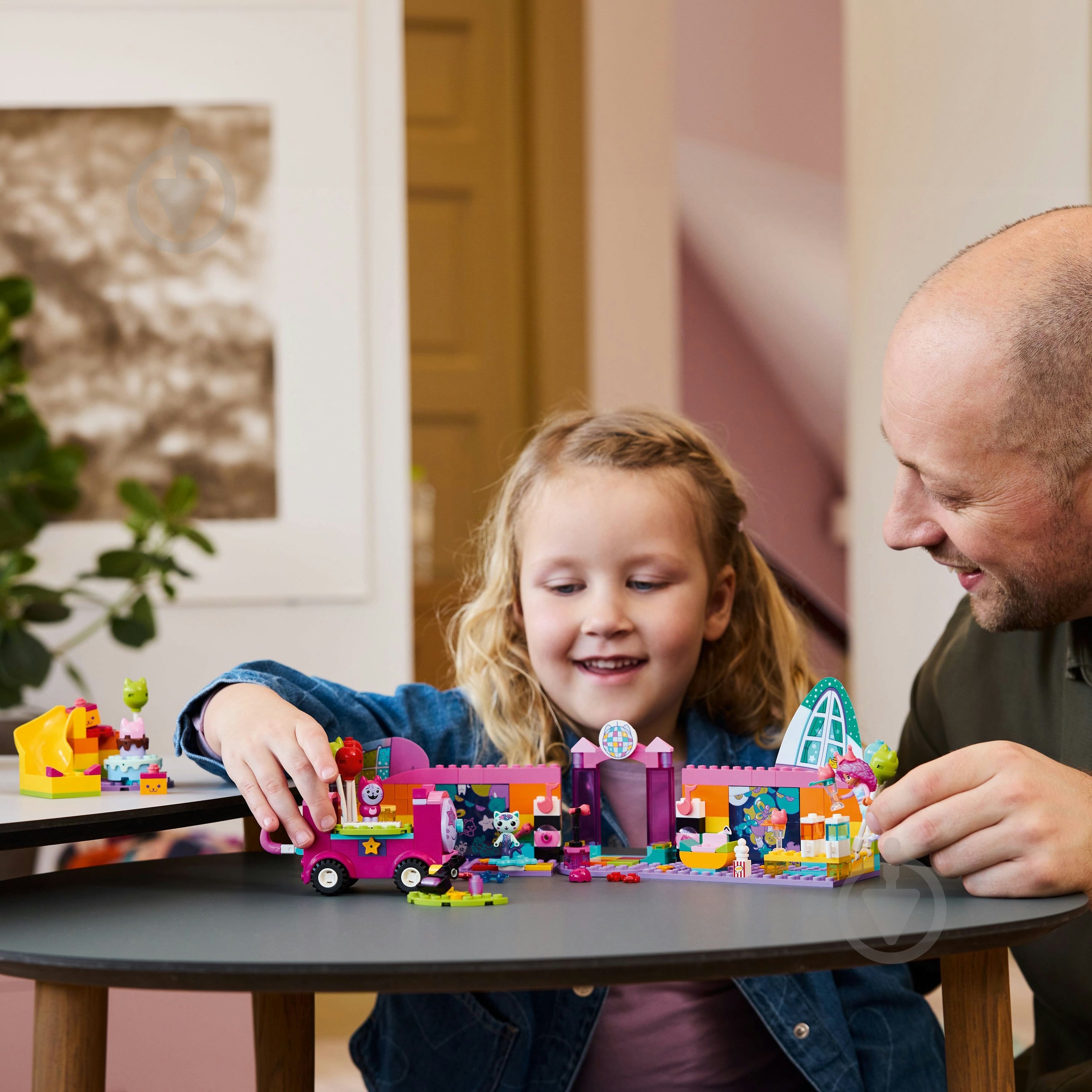 Конструктор LEGO Gabby's Dollhouse Святкова кімната Ґаббі 10797 - фото 5 Конструктор LEGO Gabby's Dollhouse Святкова кімната Ґаббі 10797 - фото 5
