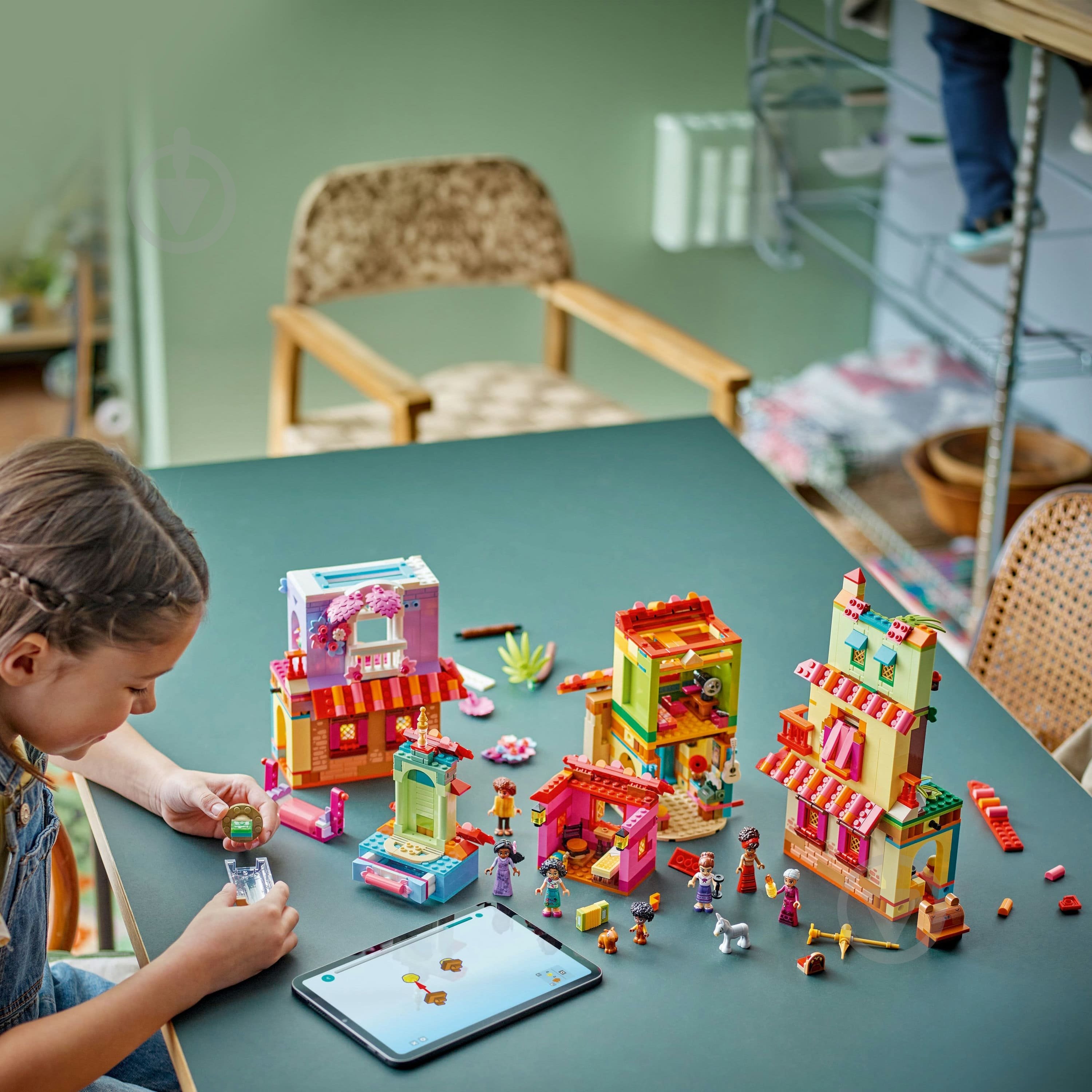 Конструктор LEGO Disney Чарівний будинок Мадригал 43245 - фото 5 Конструктор LEGO Disney Чарівний будинок Мадригал 43245 - фото 5