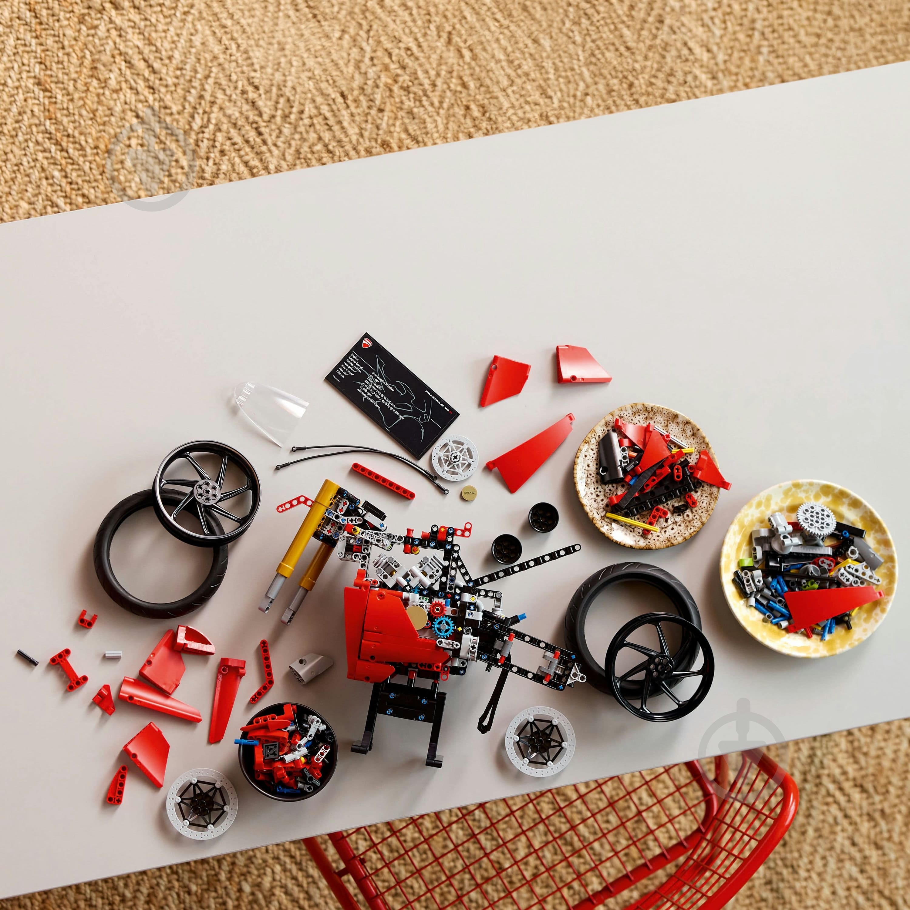 Конструктор LEGO Technic Мотоцикл Ducati Panigale V4 S 42202 - фото 11 Конструктор LEGO Technic Мотоцикл Ducati Panigale V4 S 42202 - фото 11