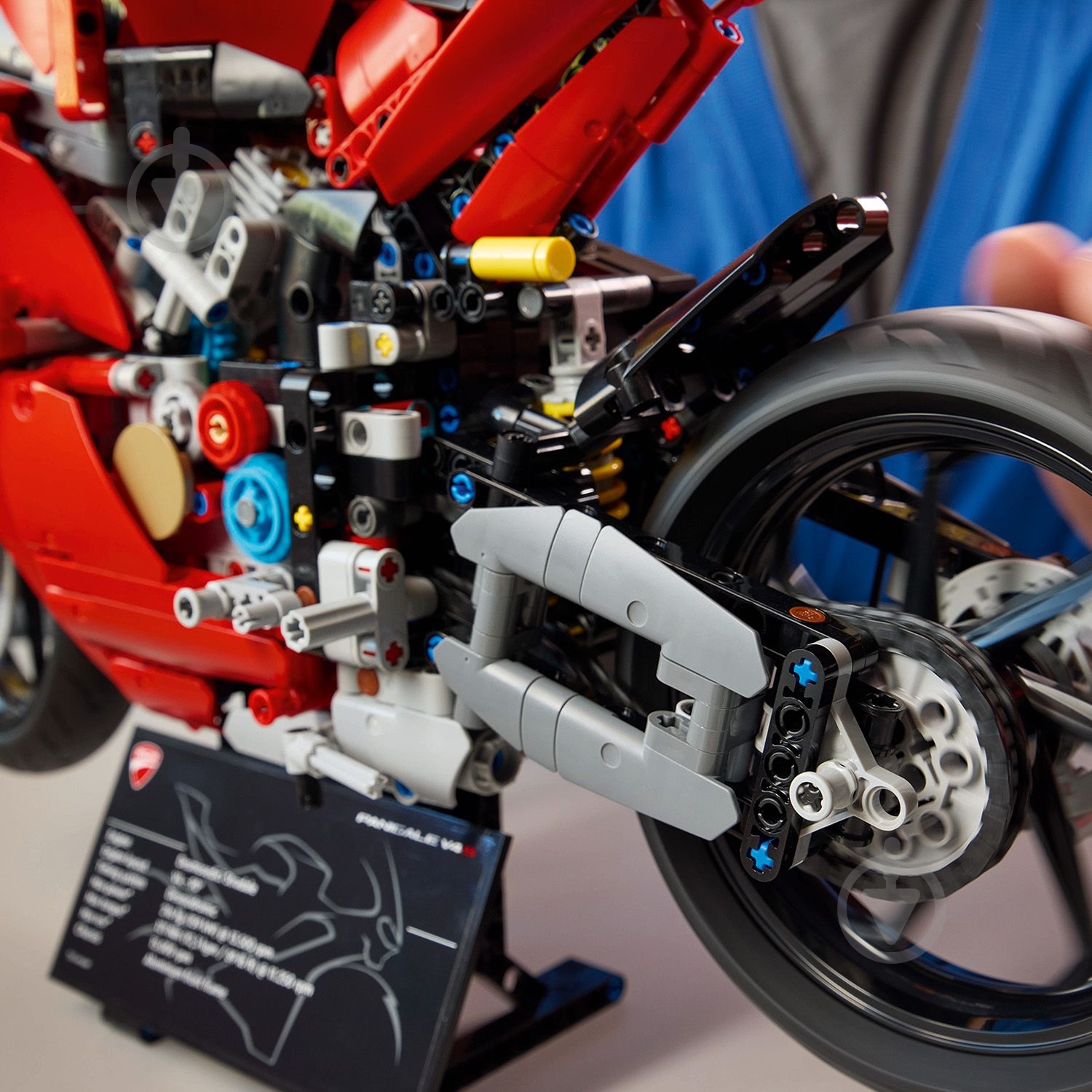 Конструктор LEGO Technic Мотоцикл Ducati Panigale V4 S 42202 - фото 14 Конструктор LEGO Technic Мотоцикл Ducati Panigale V4 S 42202 - фото 14