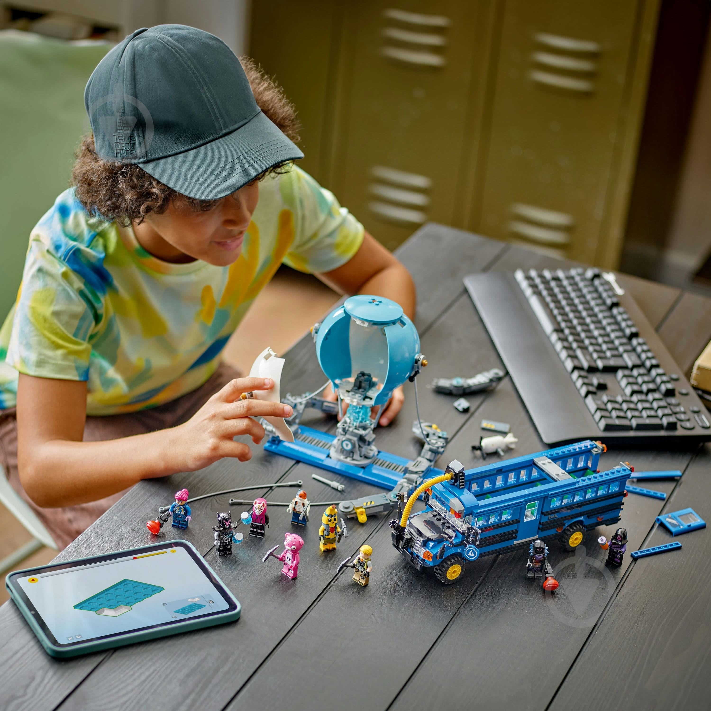 Конструктор LEGO Fortnite Battle Bus 77073 - фото 10
