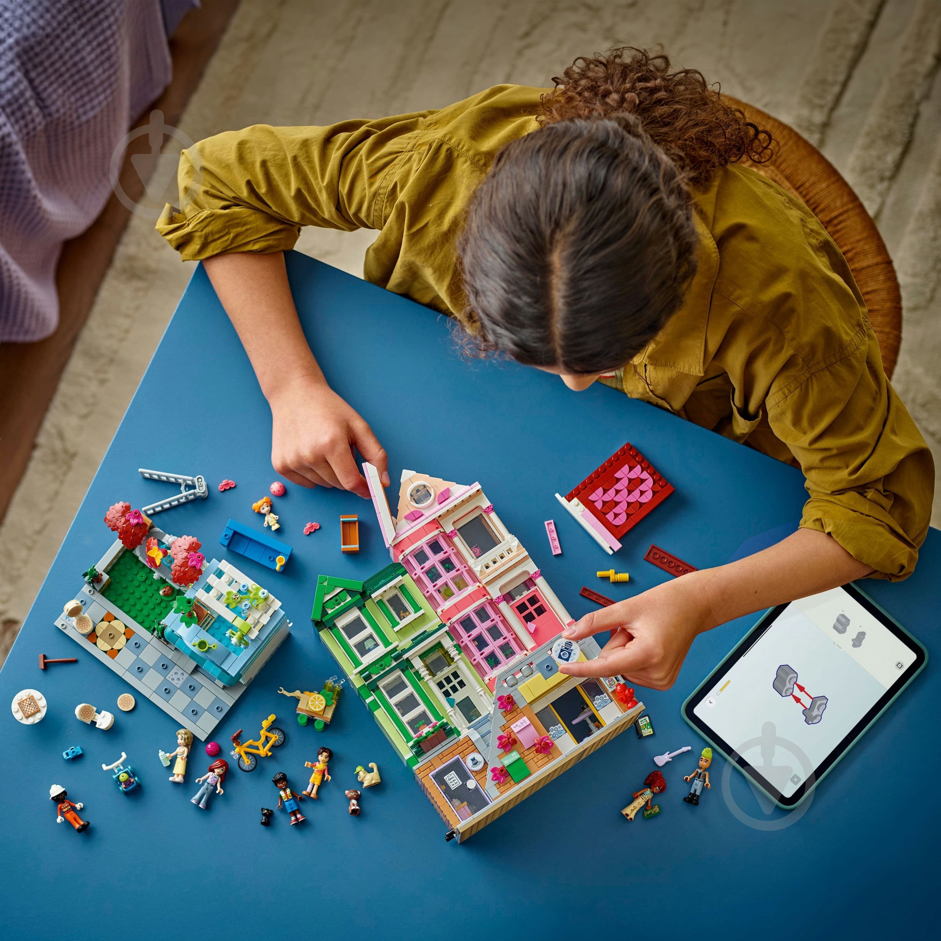 Конструктор LEGO Friends Хартлейк-Сіті. Квартири і крамниці 42670 - фото 11