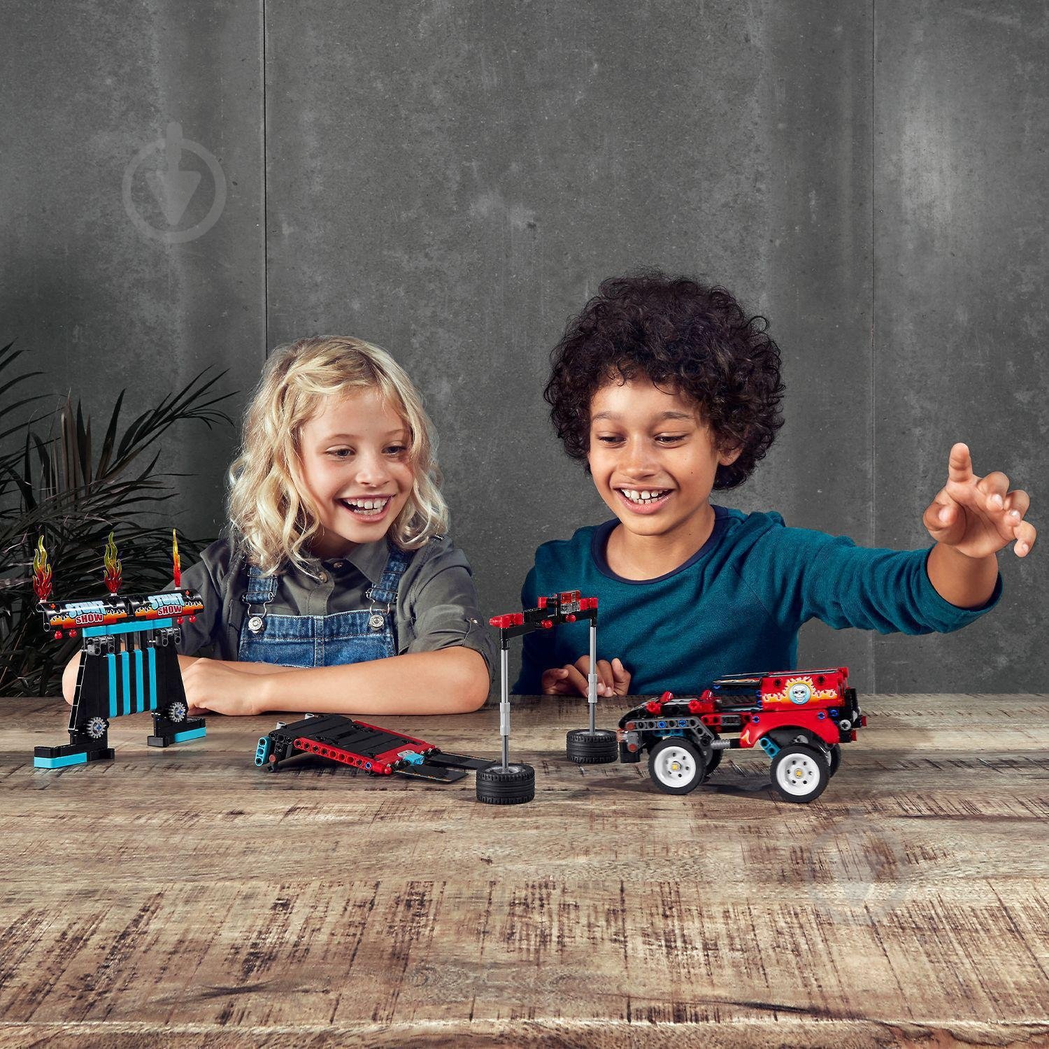 Конструктор LEGO Technic Каскадерский грузовик и мотоцикл 42106 - фото 13