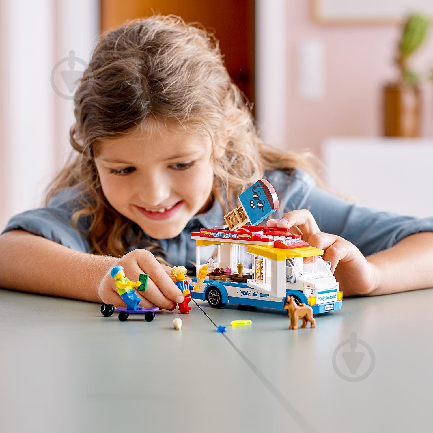 Конструктор LEGO City Фургон с мороженым 60253 - фото 6