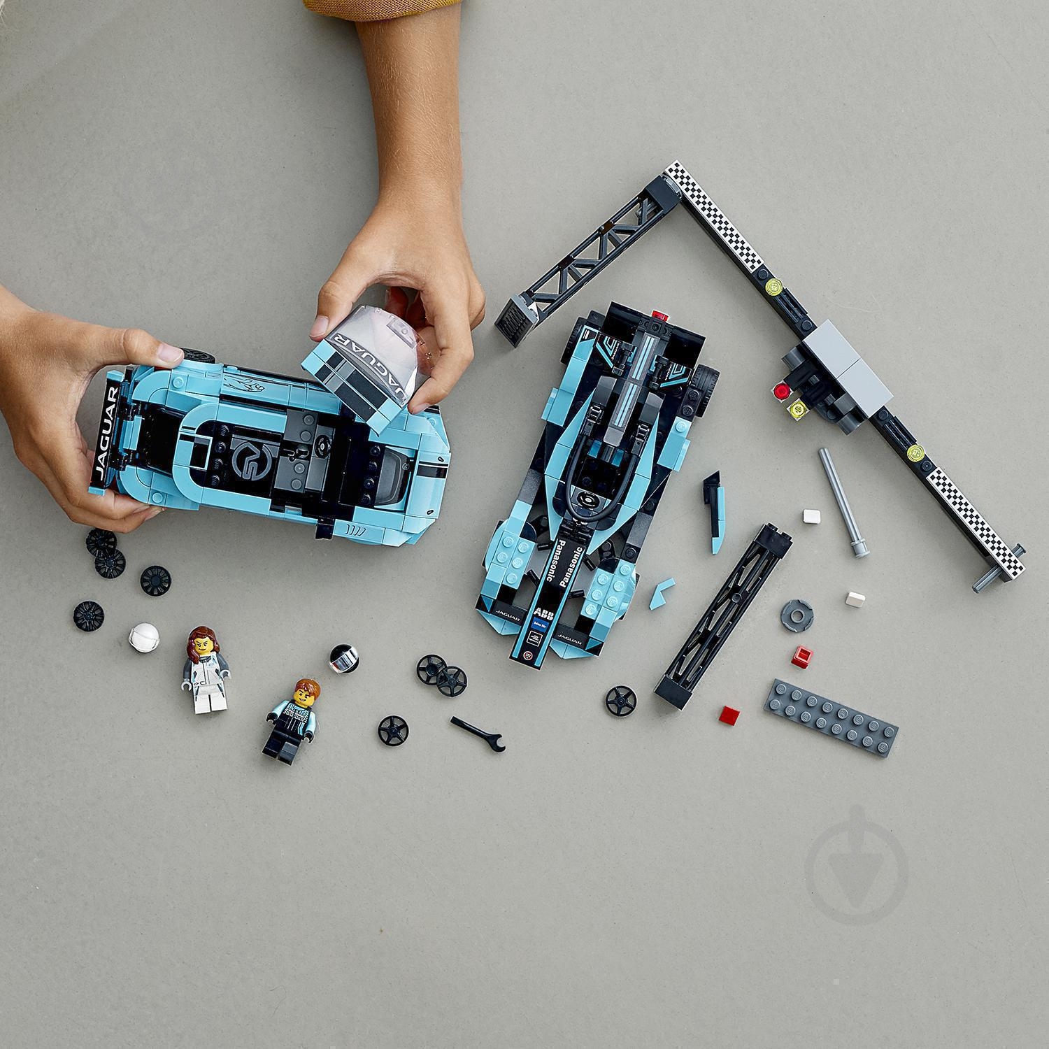 Конструктор LEGO Speed Champions Автомобили Formula E Panasonic Jaguar Racing GEN2 та Jaguar I-PACE eTROPHY 76898 - фото 8