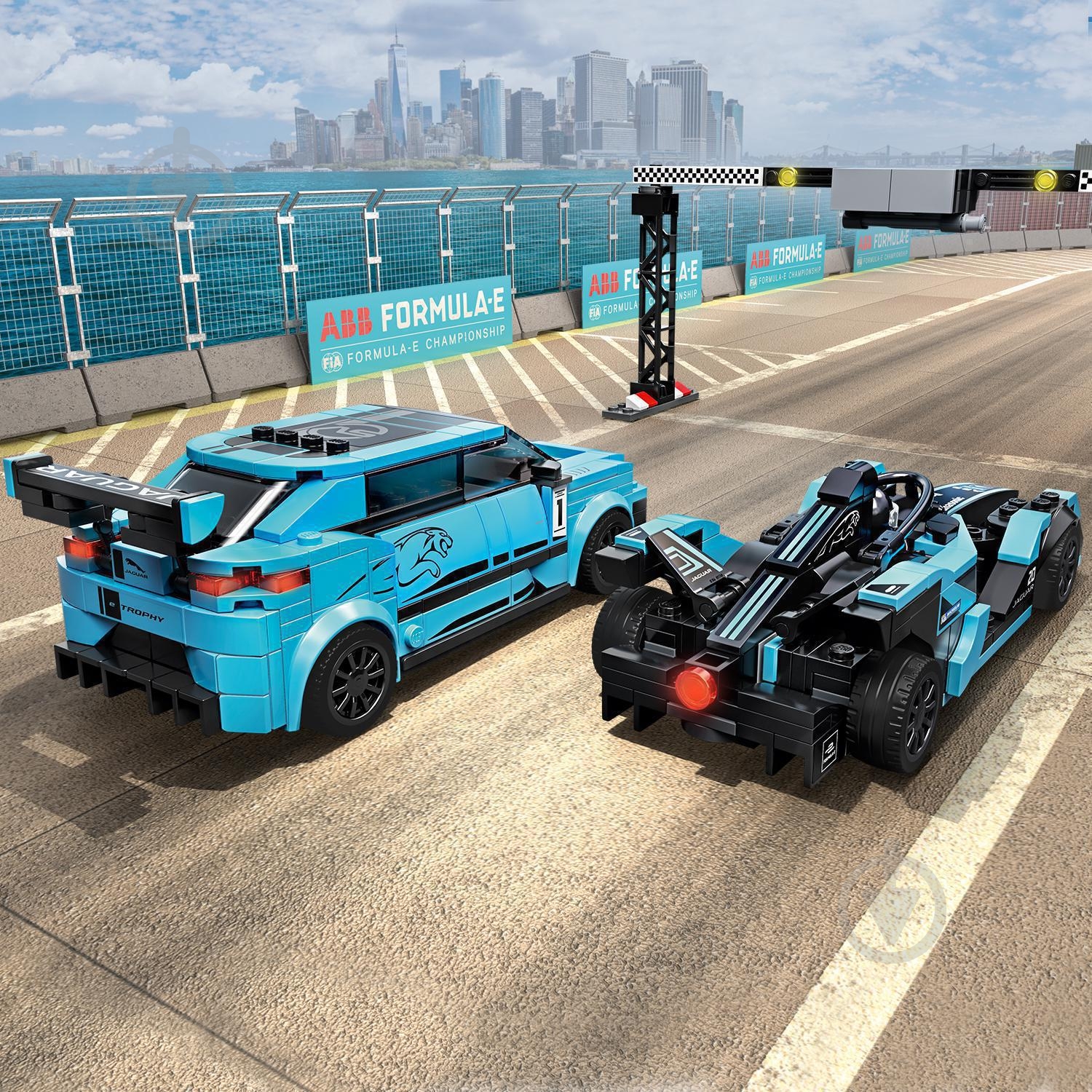 Конструктор LEGO Speed Champions Автомобили Formula E Panasonic Jaguar Racing GEN2 та Jaguar I-PACE eTROPHY 76898 - фото 15
