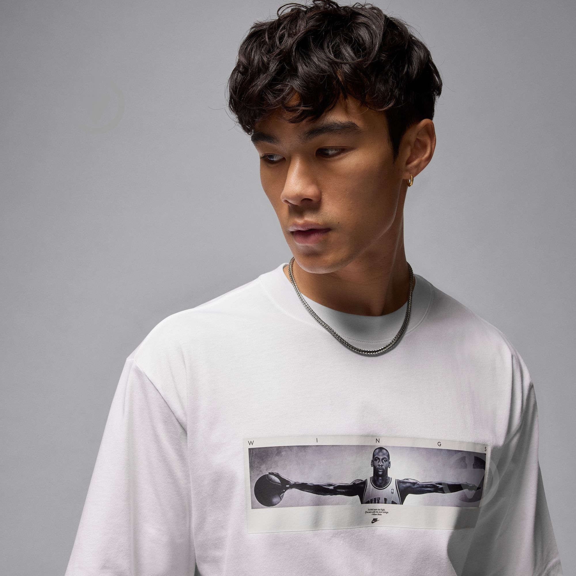 Футболка Jordan M J NC WINGS PHOTO SS CREW IF5617-100 р.XL белый - фото 3 Футболка Jordan M J NC WINGS PHOTO SS CREW IF5617-100 р.XL белый - фото 3