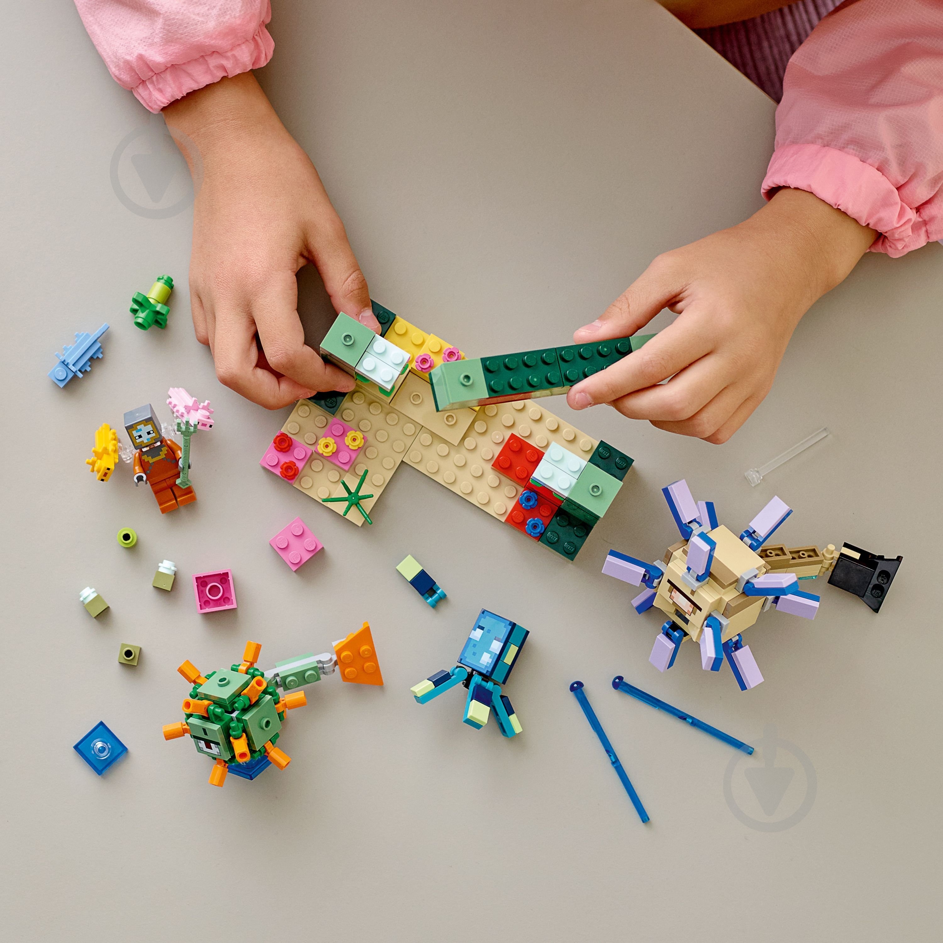 Конструктор LEGO Minecraft Битва со стражем 21180 - фото 3