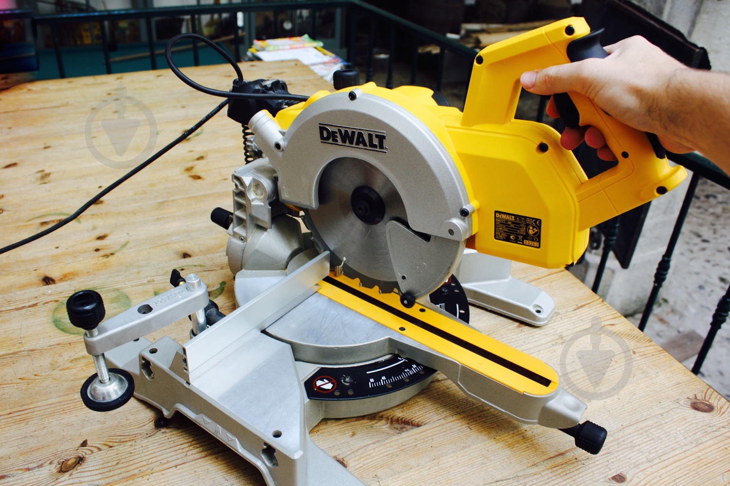 Пила торцовочная DeWalt DW777 - фото 4