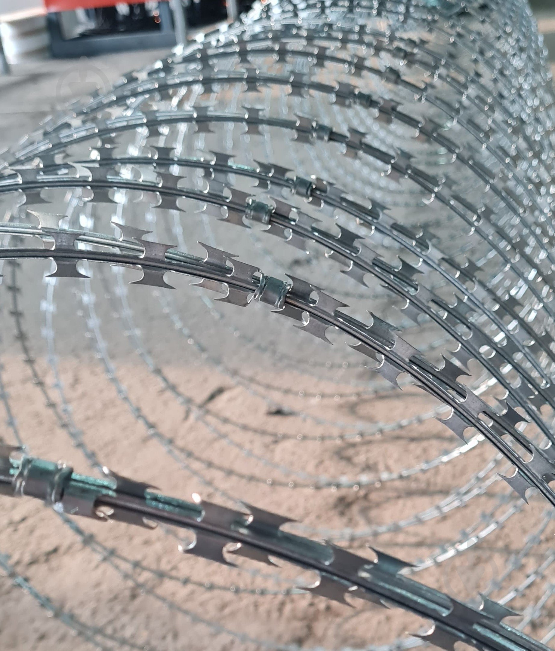 Проволока колючая спиральная 450/3 (75 витков) 2,5 мм.,12-16 м, 8,7 кг. белый цинк - фото 2