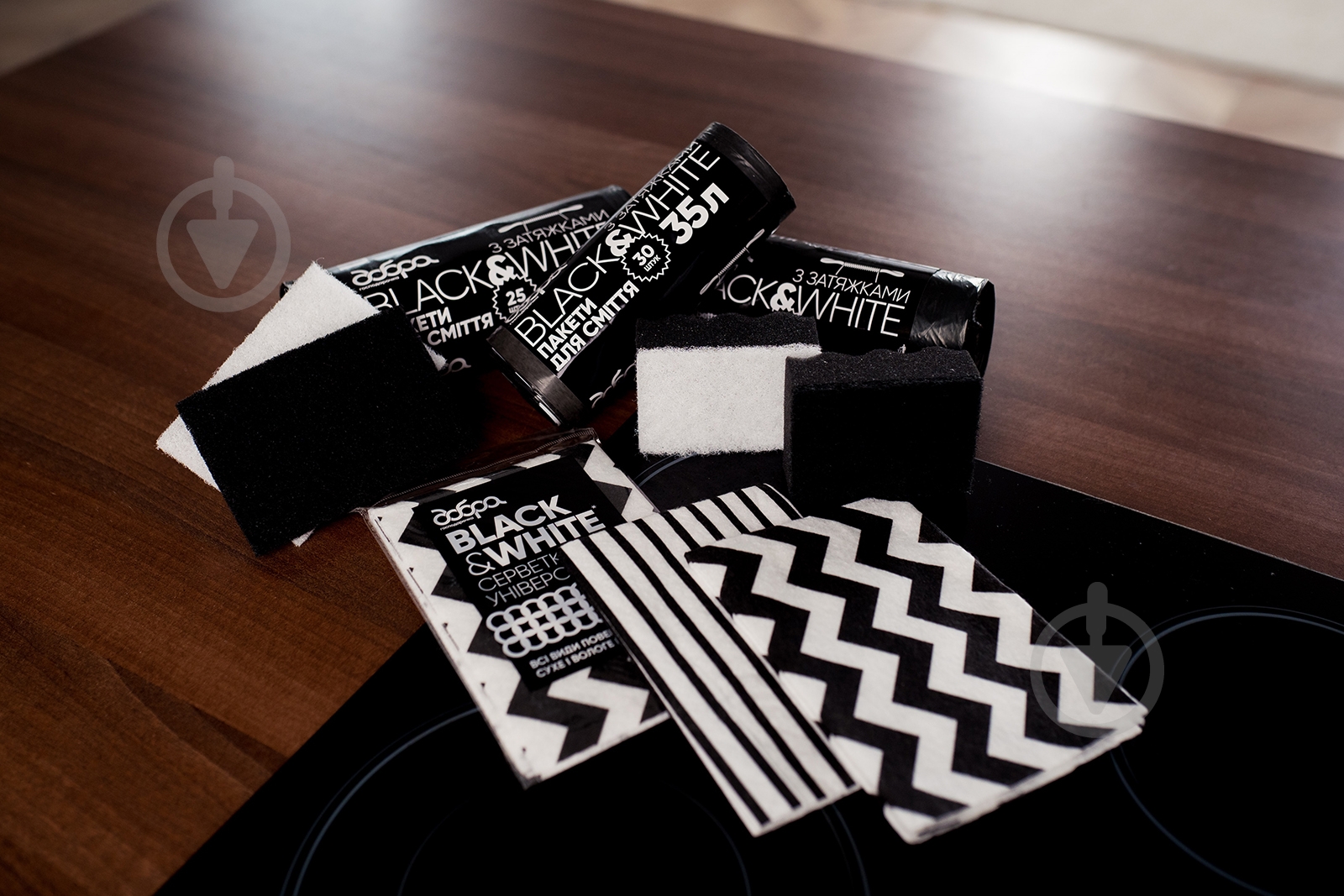 Мішки для сміття із затяжками Добра господарочка Black&White міцні 45 л 30 шт. — фото 2