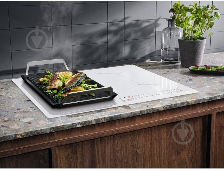 Варочная поверхность индукционная Electrolux EIS62449W - фото 3