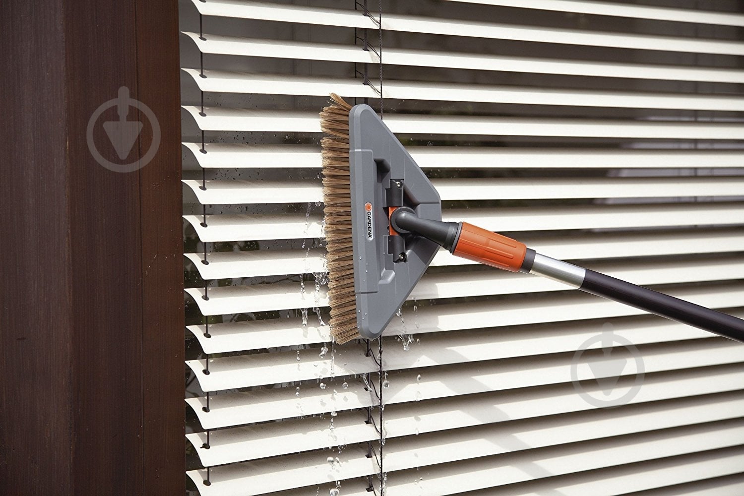 Щетка Gardena треугольная на шарнире 05560-24 - фото 3 Щетка Gardena треугольная на шарнире 05560-24 - фото 3
