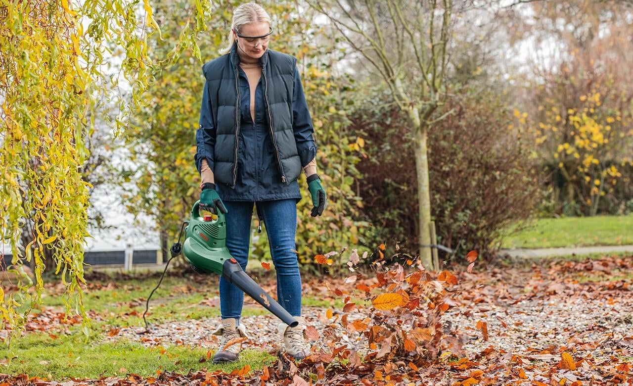 Пылесос садовый Bosch UniversalGardenTidy 3000 (06008B1001) - фото 2 Пылесос садовый Bosch UniversalGardenTidy 3000 (06008B1001) - фото 2