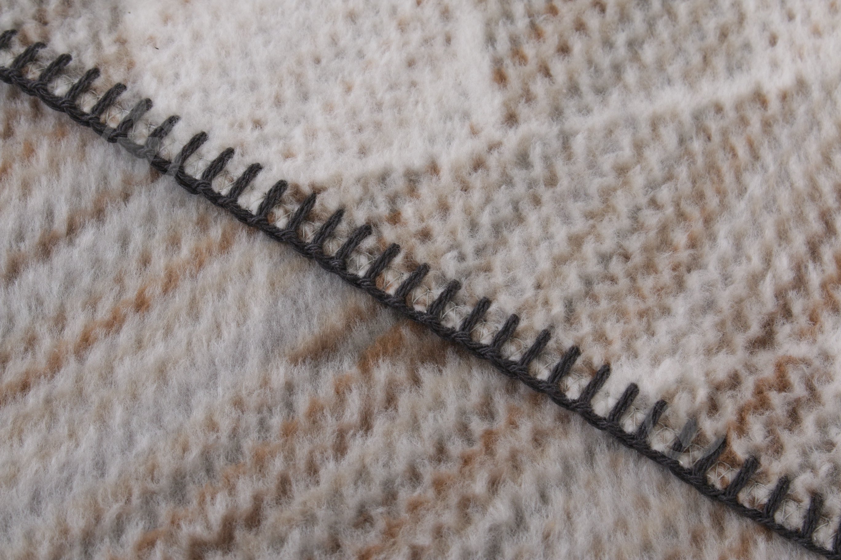 Плед Wohndecke Interweaved 150x200 см серый/белый/коричневый Billerbeck - фото 3 Плед Wohndecke Interweaved 150x200 см серый/белый/коричневый Billerbeck - фото 3