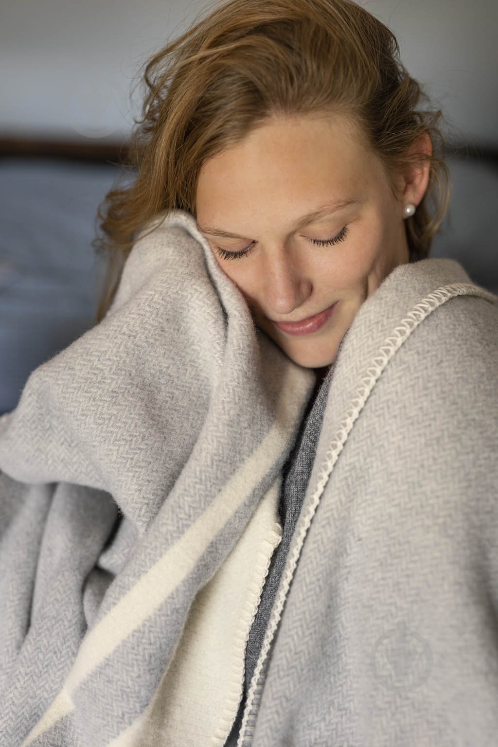 Плед Stripe nature 150x200 см светло-серый Biederlack - фото 2 Плед Stripe nature 150x200 см светло-серый Biederlack - фото 2