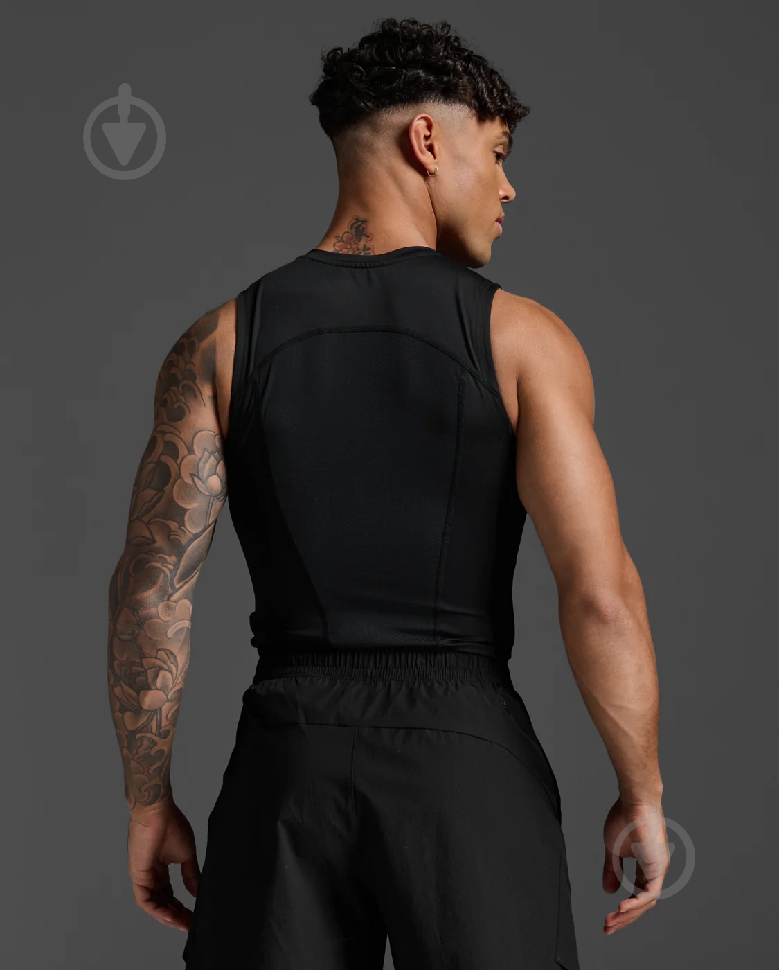 Майка 2XU Core Compression Sleeveless MA6400a_BLK/SIL р.L черный - фото 6 Майка 2XU Core Compression Sleeveless MA6400a_BLK/SIL р.L черный - фото 6