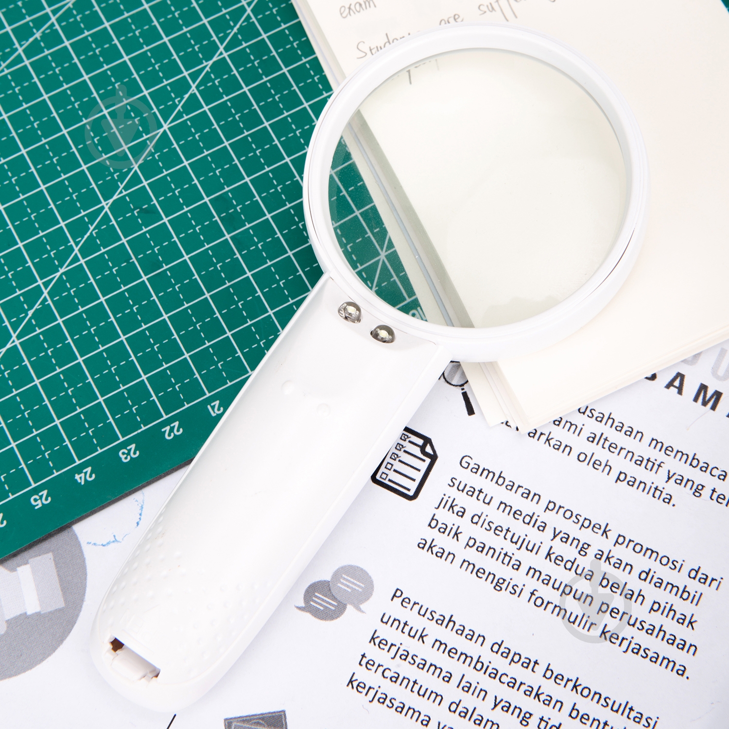 Лупа ручная 9098 белая 65 мм Deli - фото 2