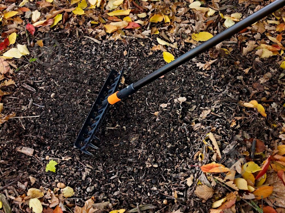 Граблі зубчасті Fiskars універсальні граблі Solid (1014917) - фото 3 Граблі зубчасті Fiskars універсальні граблі Solid (1014917) - фото 3