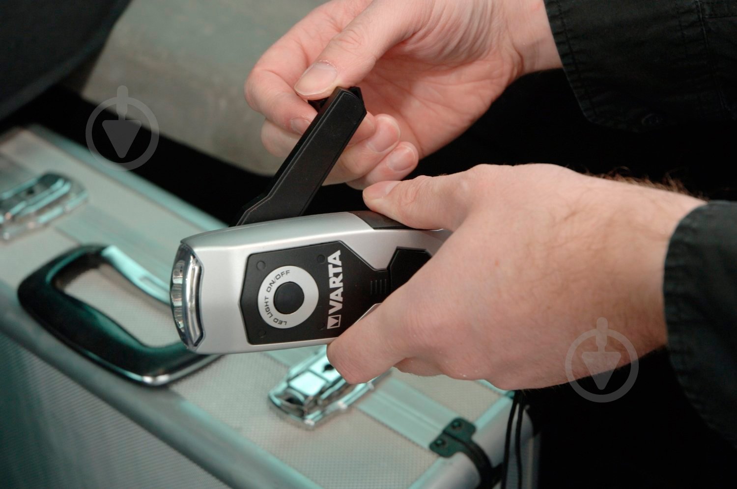 Фонарь Varta 17680101401 Dynamo Light LED серый - фото 3