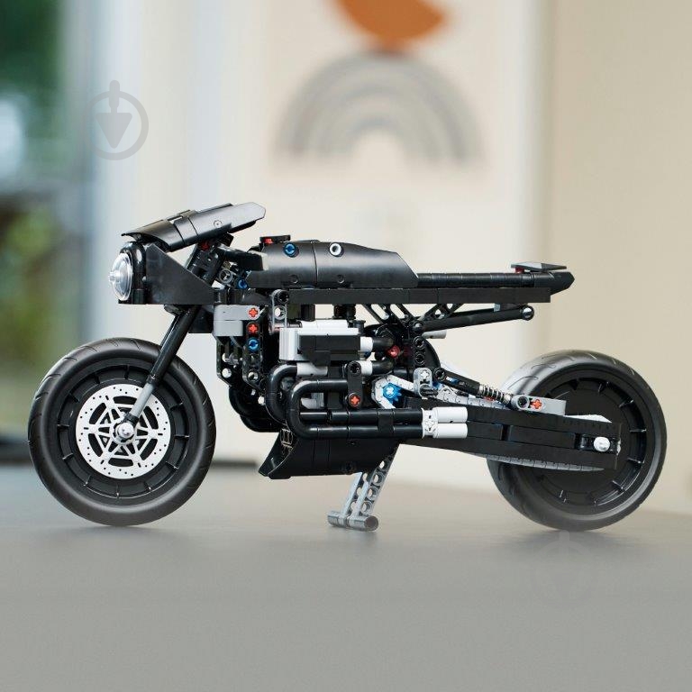 Конструктор LEGO Technic Бетмен: Бетцикл 42155 - фото 7 Конструктор LEGO Technic Бетмен: Бетцикл 42155 - фото 7