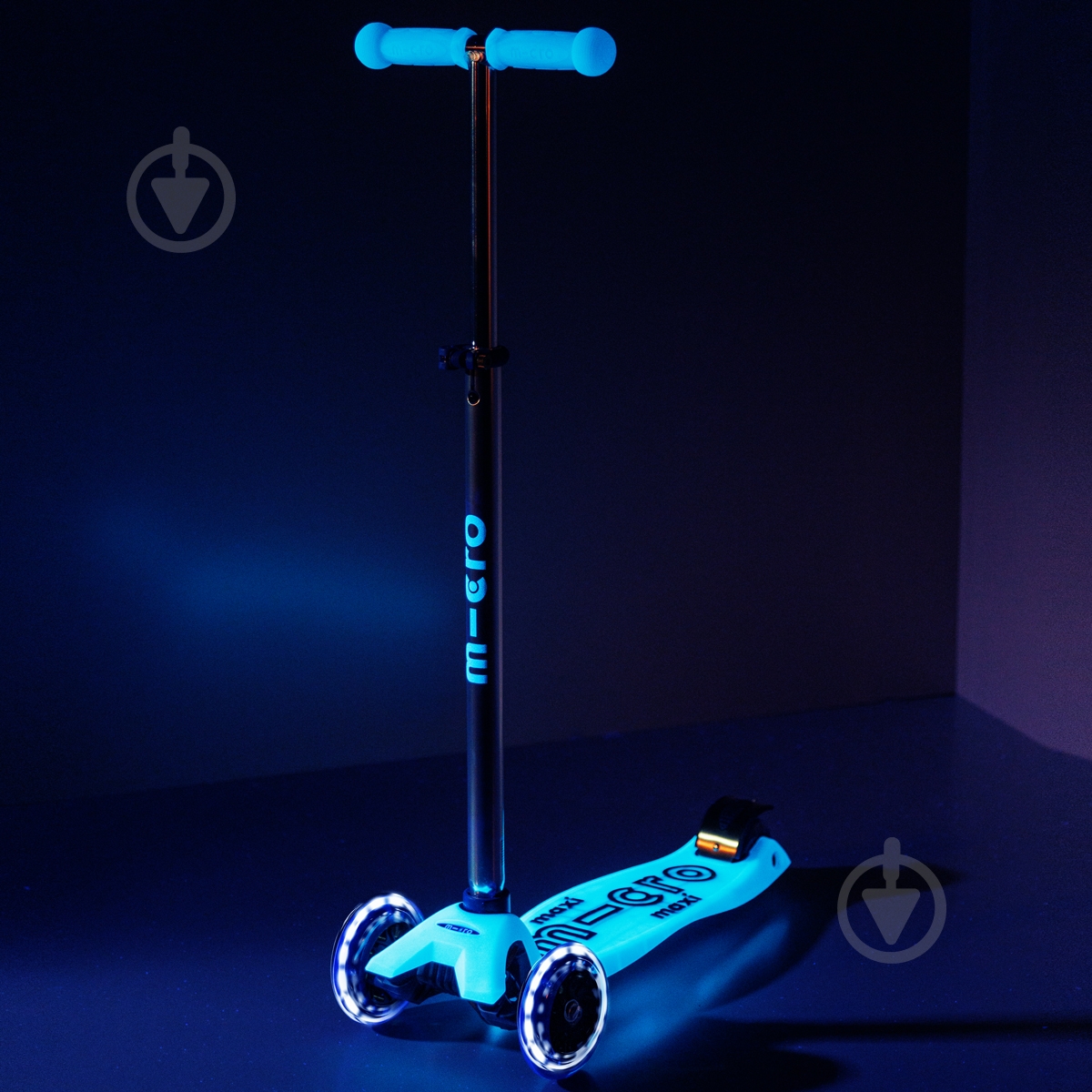 Самокат Micro серии Maxi Deluxe Glow LED синий хрусталь MMD366 - фото 6