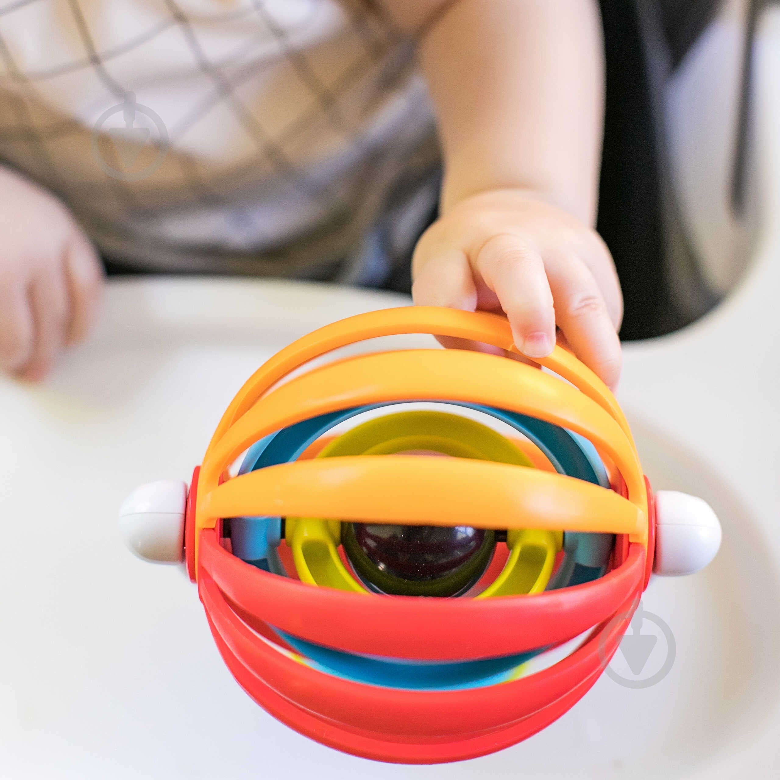 Игрушка на присосках Baby Einstein Sticky Spinner 11522 - фото 3 Игрушка на присосках Baby Einstein Sticky Spinner 11522 - фото 3