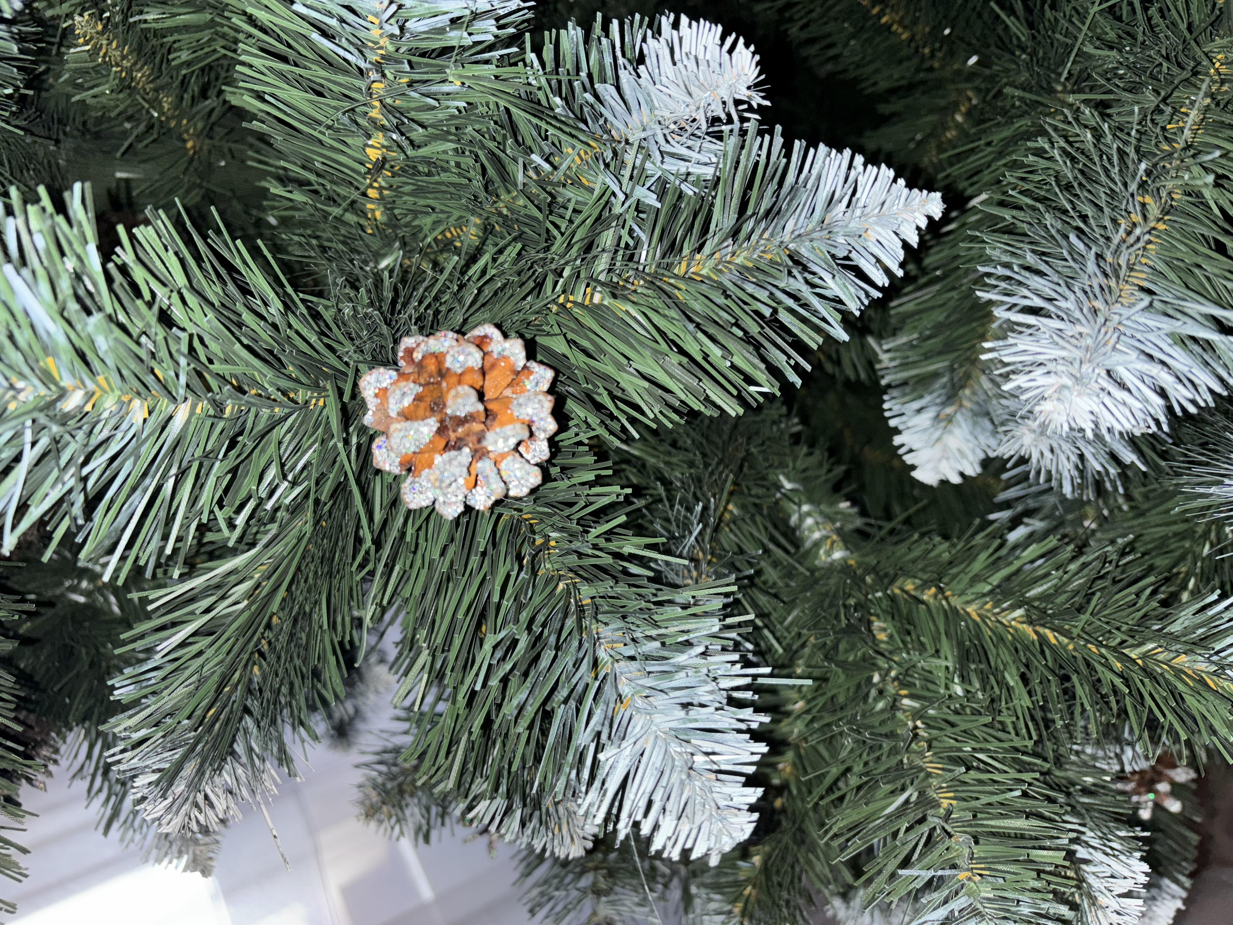 Искусственная елка элитная с шишками 2 м (Шишка-200) в реальных условиях использования от покупателя Єлизавета.