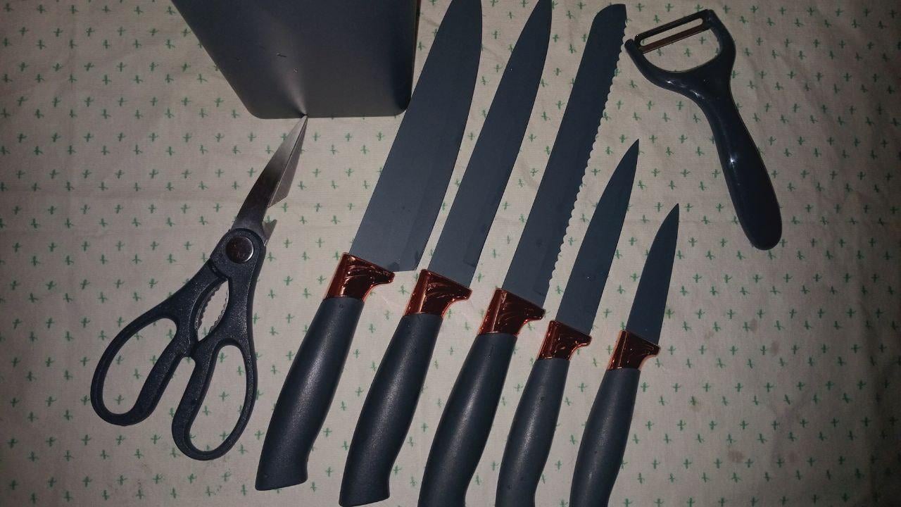 Набор кухонных ножей с ножницами и овощечисткой на подставке 5 штук Черный в реальных условиях использования от пользователя Olga.