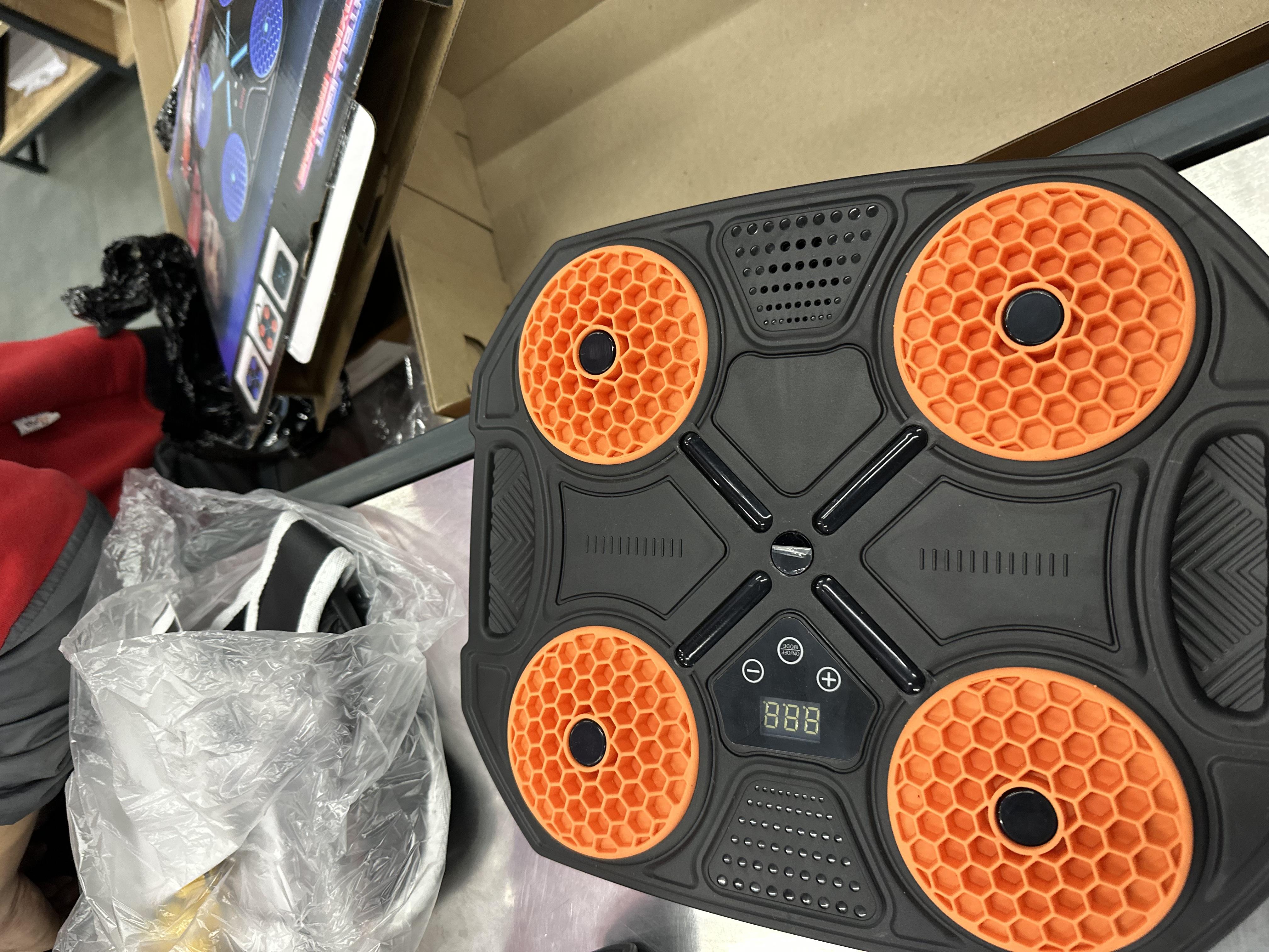 Фото: Тренажер боксерський настінний з підсвічуванням та музикою 32х28 см Рожевий (2479517858), надіслане покупцем Анастасия Тренажер боксерський настінний з підсвічуванням та музикою 32х28 см Рожевий (2479517858) у реальних умовах використання від покупця Анастасия.