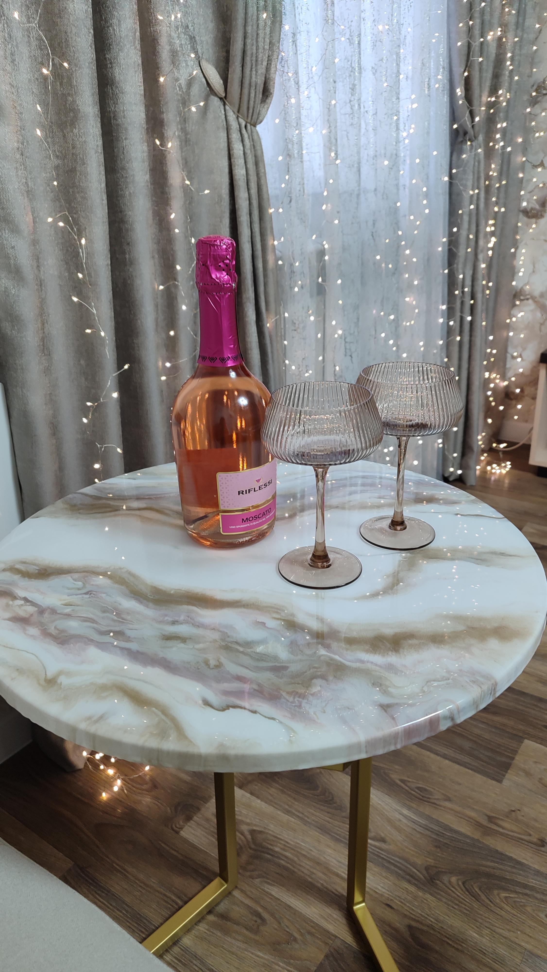 Столик журнальний круглий APOLLO-13 з епоксидної смоли 50х50 см у реальних умовах використання від покупця Юлія.