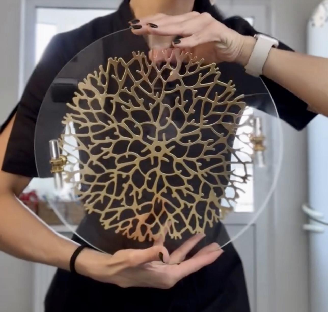 Фото: Підставка скляна на ніжках із золотим металевим декором Корали із ручками 35 см Золотистий (S-716), надіслане покупцем Галина Підставка скляна на ніжках із золотим металевим декором Корали із ручками 35 см Золотистий (S-716) у реальних умовах використання від покупця Галина.