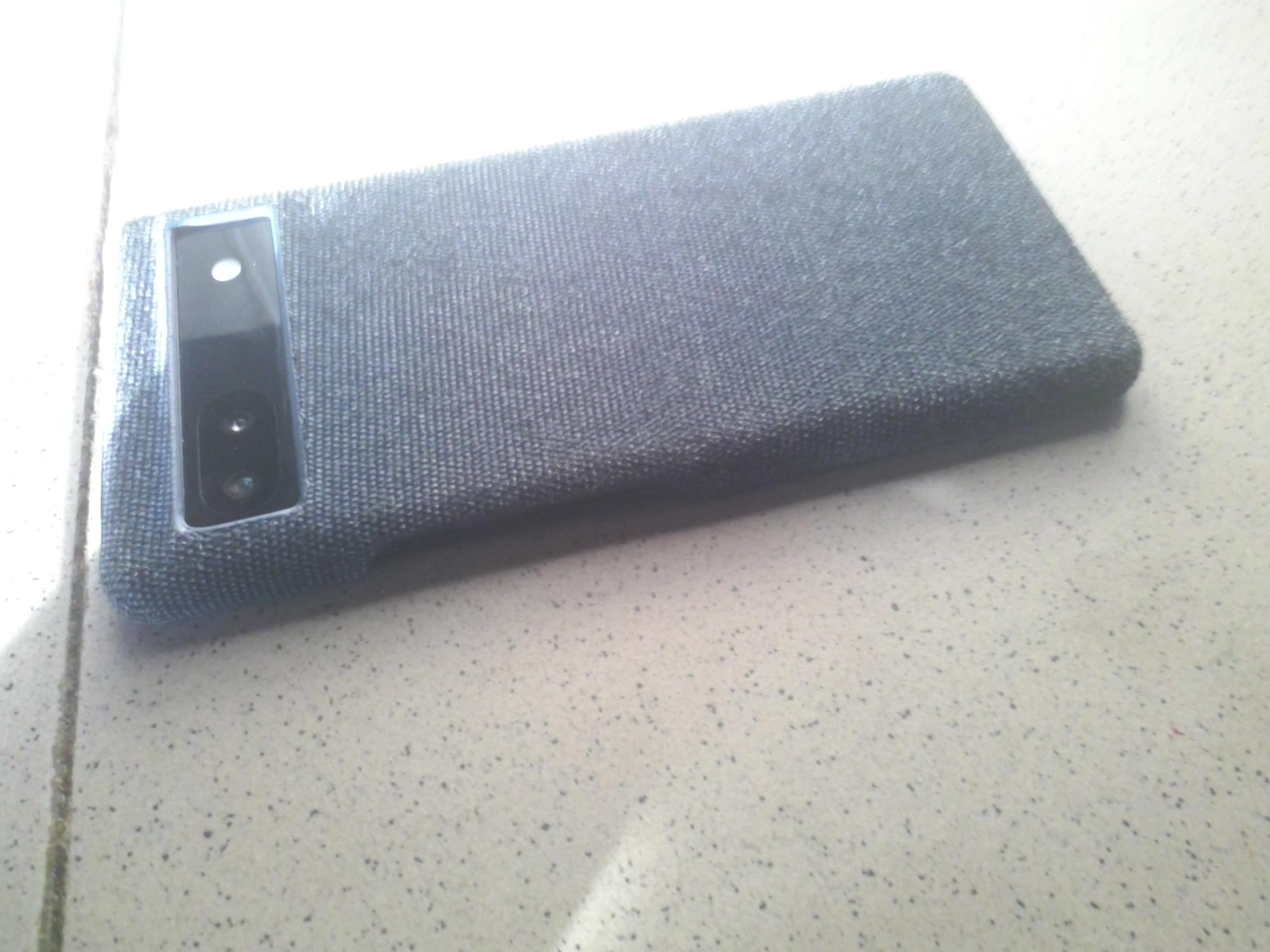 Тканевый чехол для Google Pixel 6a (жёлтый) в реальных условиях использования от покупателя Володимир.