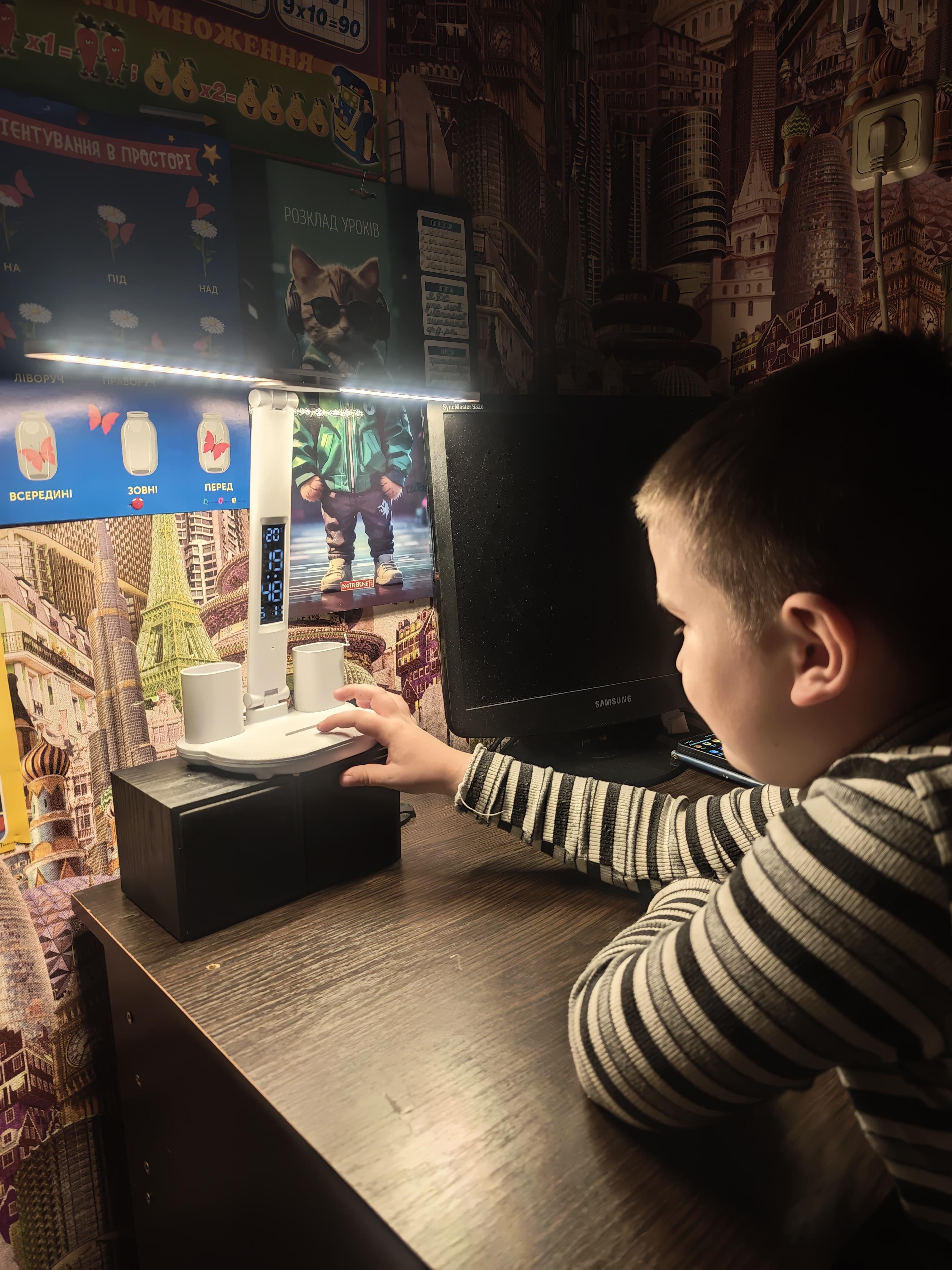 Лампа светодиодная настольная двойная с двумя плафонами на аккумуляторе с термометром/часами/календарем/держателями для ручек (12417617) в реальных условиях использования от пользователя Оксана.