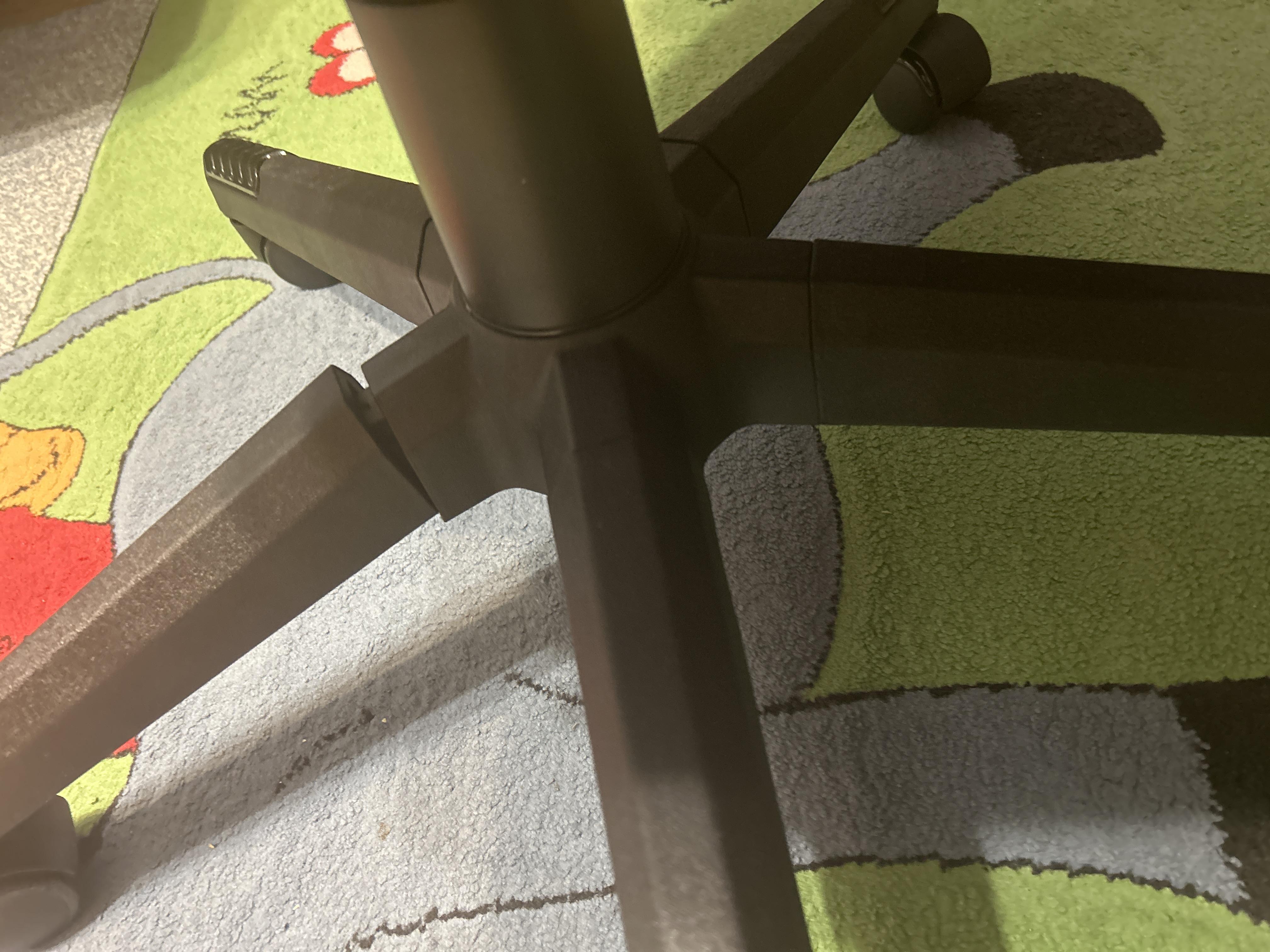 Комп'ютерне крісло Huzaro Force 4,7 RGB еко шкіра White (11580365) у реальних умовах використання від користувача Наталья.