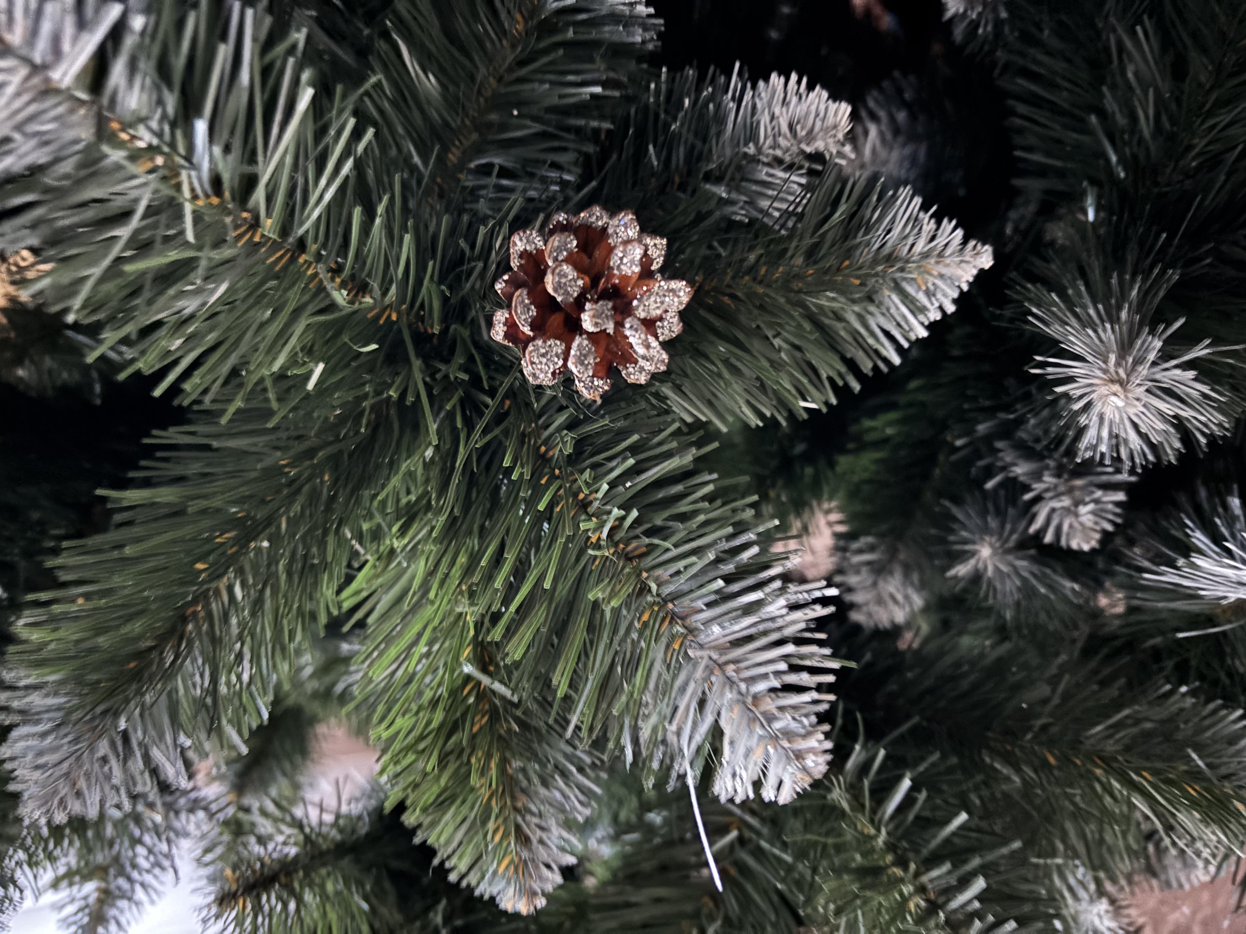 Искусственная елка элитная с шишками 2 м (Шишка-200) в реальных условиях использования от покупателя Єлизавета.