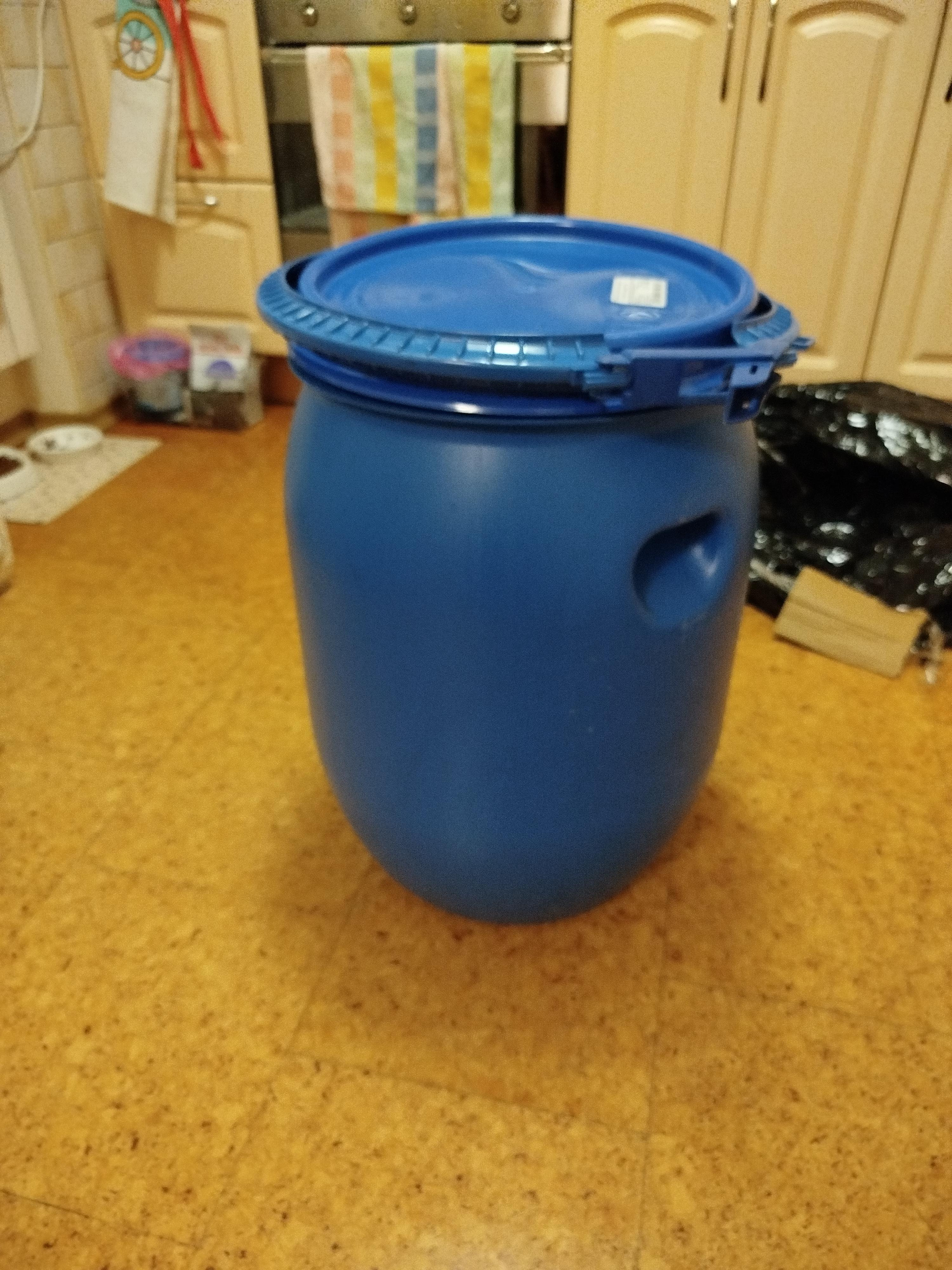 Бидон пищевой Евро Пласт с вентильным краном 55 л зеленая крышка (172761) в реальных условиях использования от покупателя Александр.