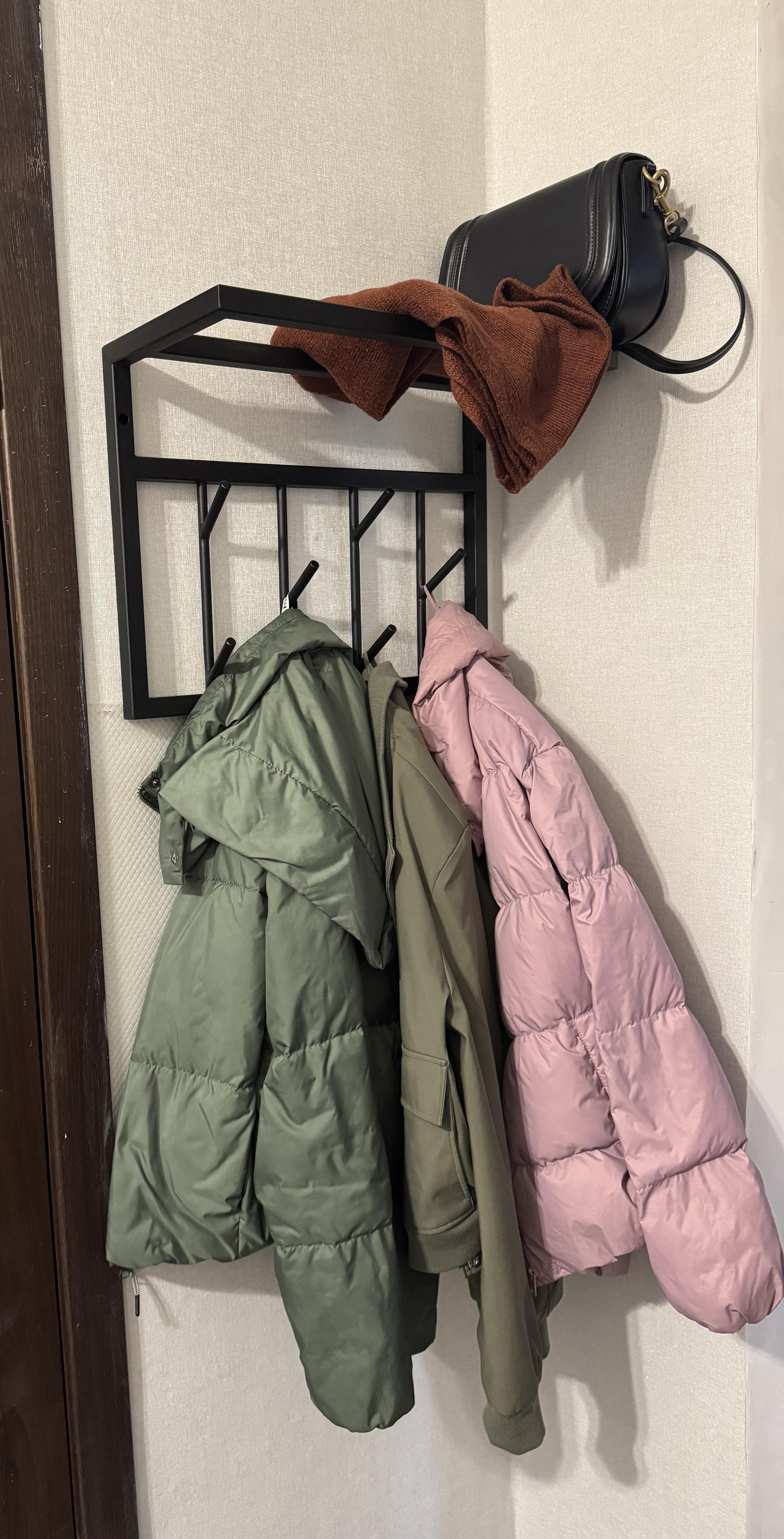 Вішалка металева в стилі лофт із рухомими гачками 50х20х35 см (ML-93.2) у реальних умовах використання від покупця Валерія.