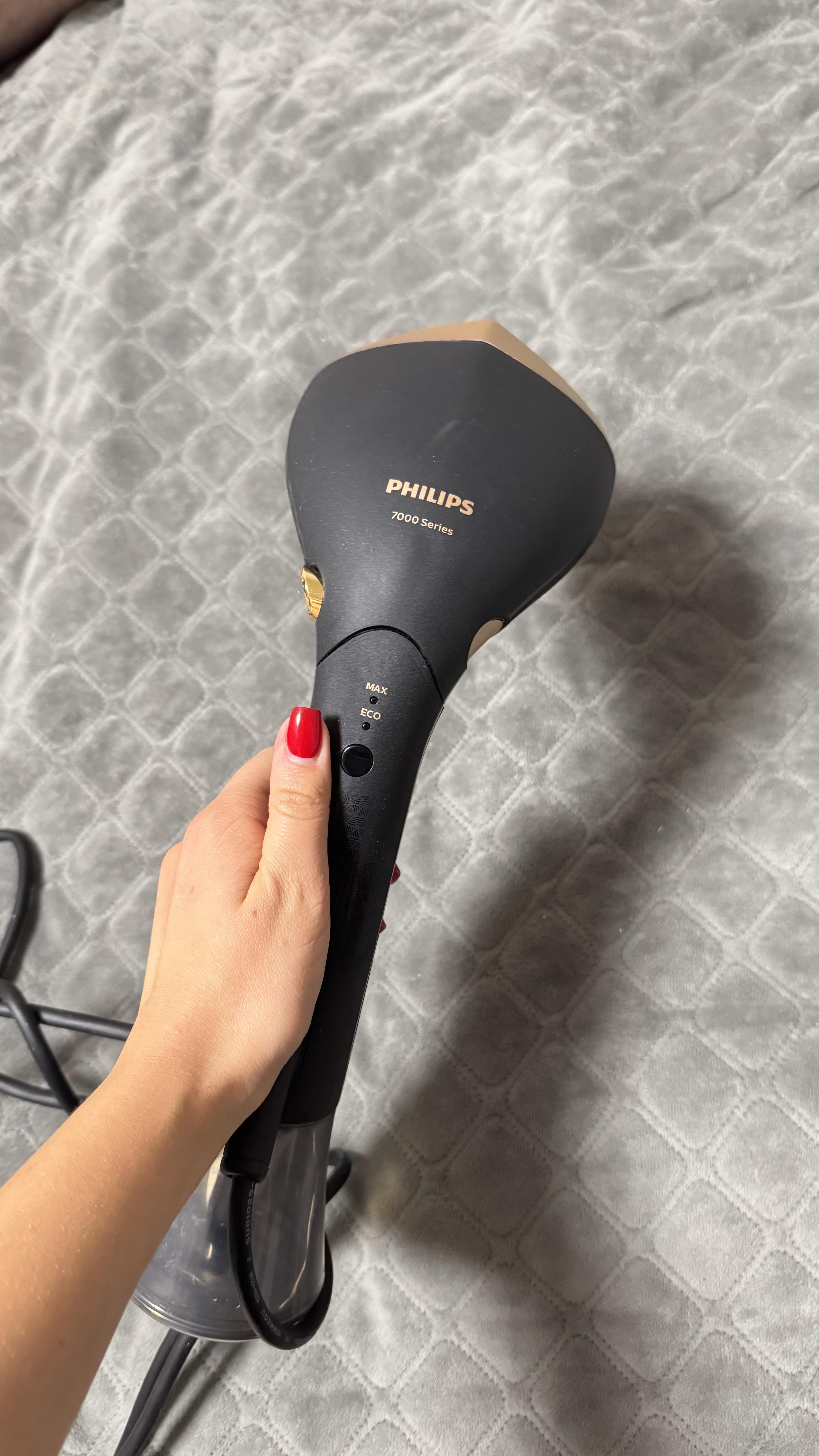 Отпариватель ручной Philips STH7060/80 в реальных условиях использования от пользователя Олеся.