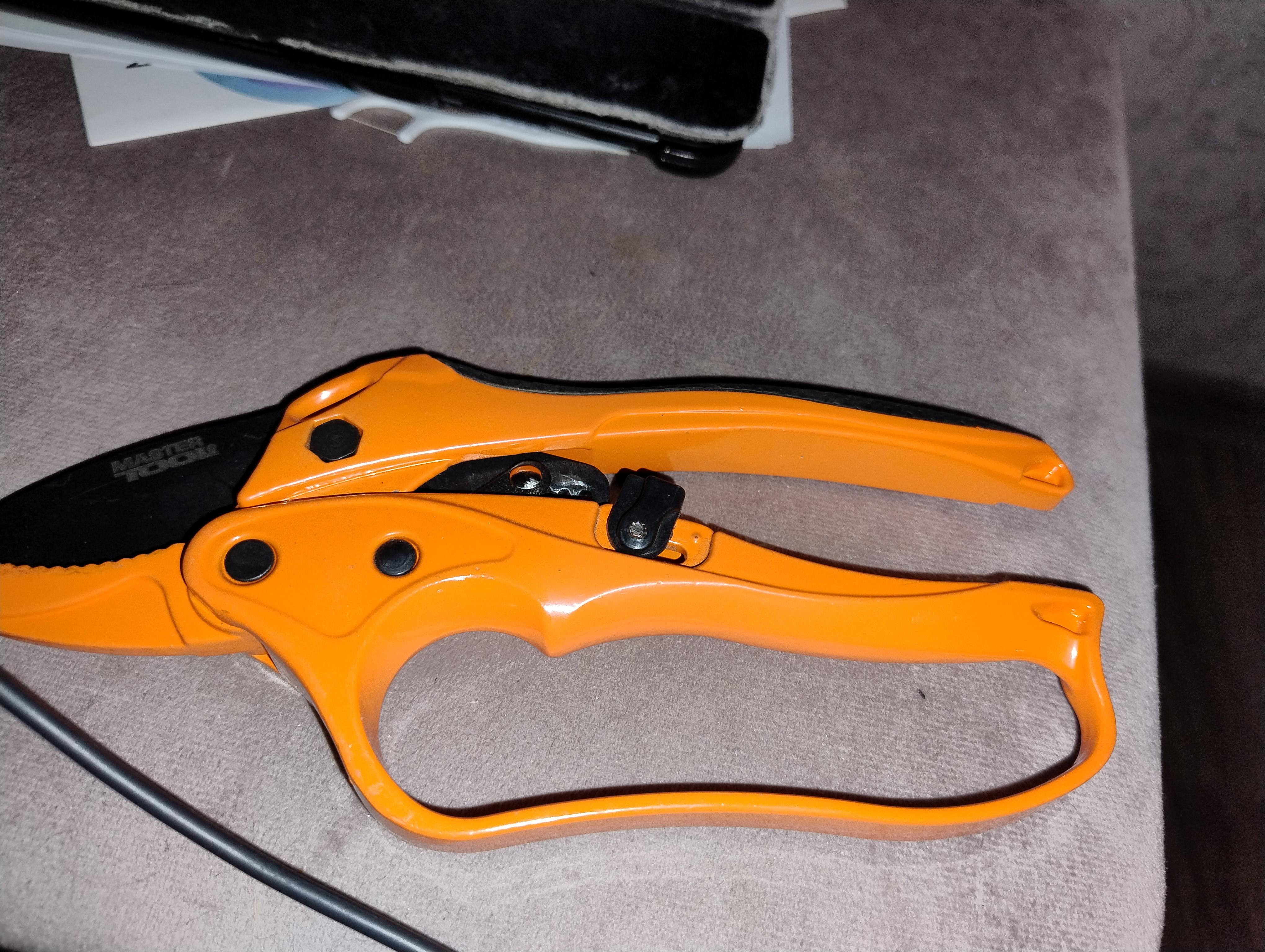 Секатор садовый MasterTool с храповым механизмом 200 мм, ручки AL+TPR, лезвие Mn65+тефлон, наковальня (14-6112) в реальных условиях использования от пользователя Ірина.