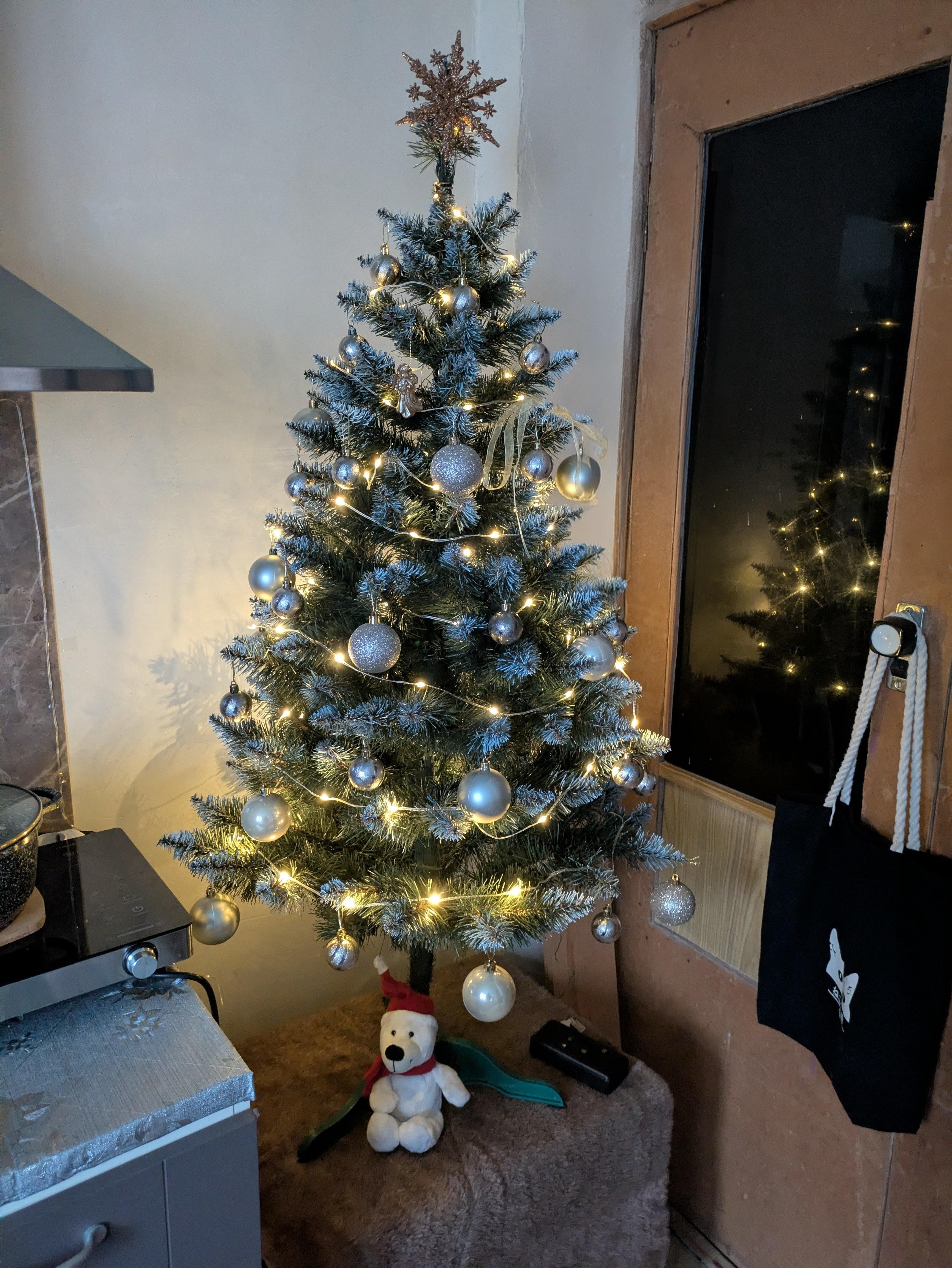 Фото: Штучна ялинка Принцеса Преміум KOS-PRNCSS21 із засніженими кінчиками 2 м (29912854), надіслане покупцем Віталіна Штучна ялинка Принцеса Преміум KOS-PRNCSS21 із засніженими кінчиками 2 м (29912854) у реальних умовах використання від покупця Віталіна.