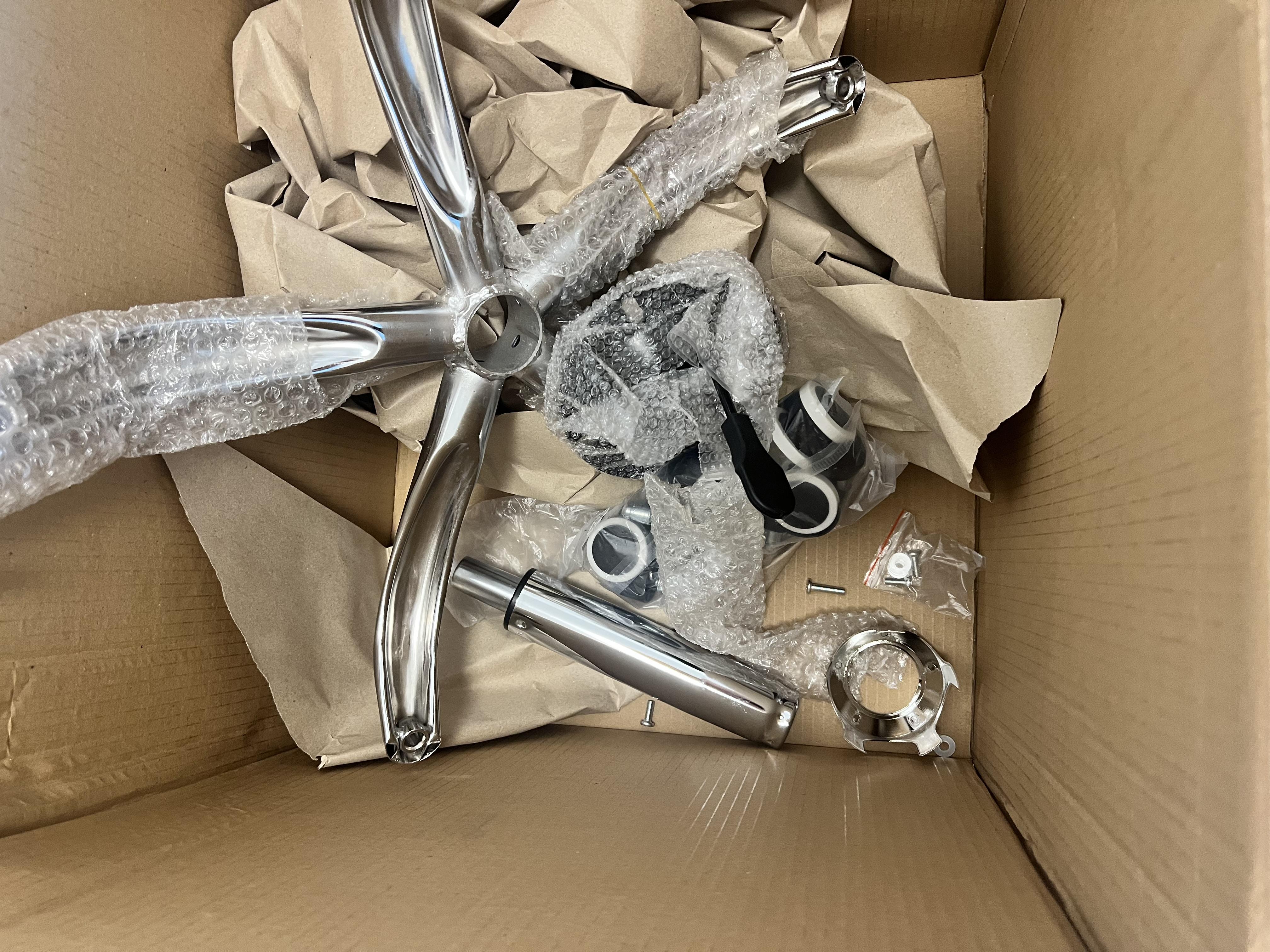 Крісло офісне комп'ютерне Bonro B-487 на колесах Чорний (3536) у реальних умовах використання від покупця Elena.