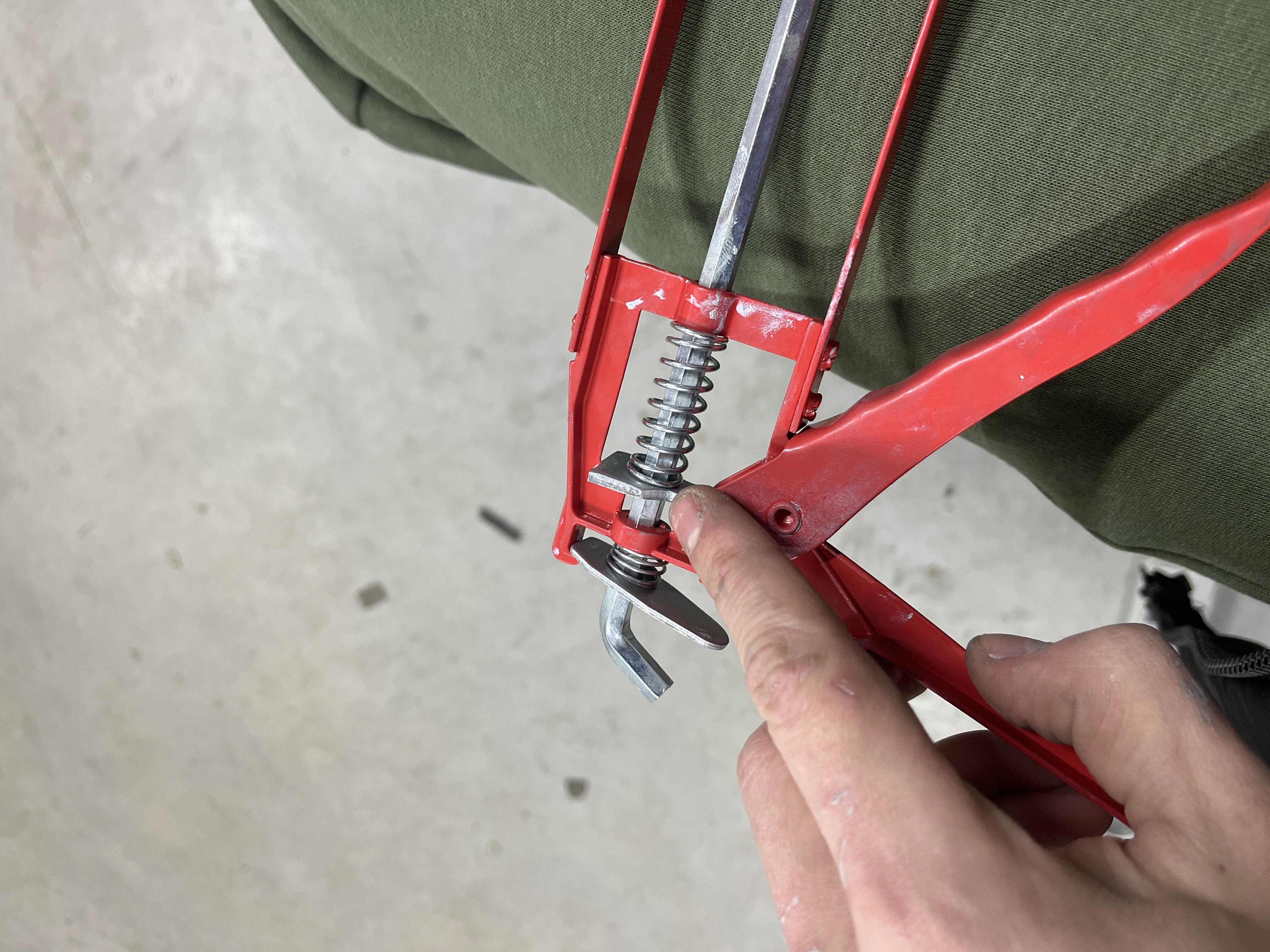 Пистолет для герметика Expert в реальных условиях использования от пользователя Роман.