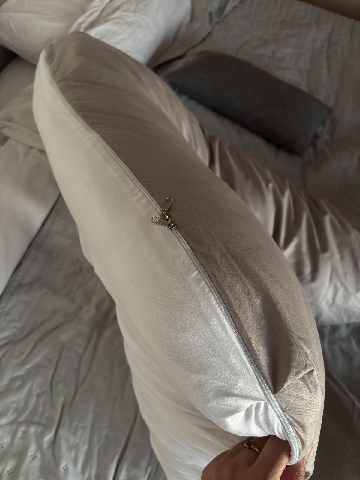 Подушка длинная IDEIA П-образная с наволочкой на молнии 140х75х20 см Серый/Белый (23295269) в реальных условиях использования от покупателя Марія Покришень.