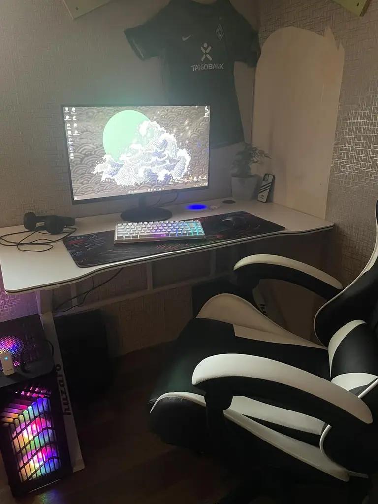 Фото: Крісло ігрове для офісу та дому 4Points GT з подушками та підставкою для ніг Чорний/Білий (40039), надіслане користувачем Елизавета Крісло ігрове для офісу та дому 4Points GT з подушками та підставкою для ніг Чорний/Білий (40039) у реальних умовах використання від користувача Елизавета.