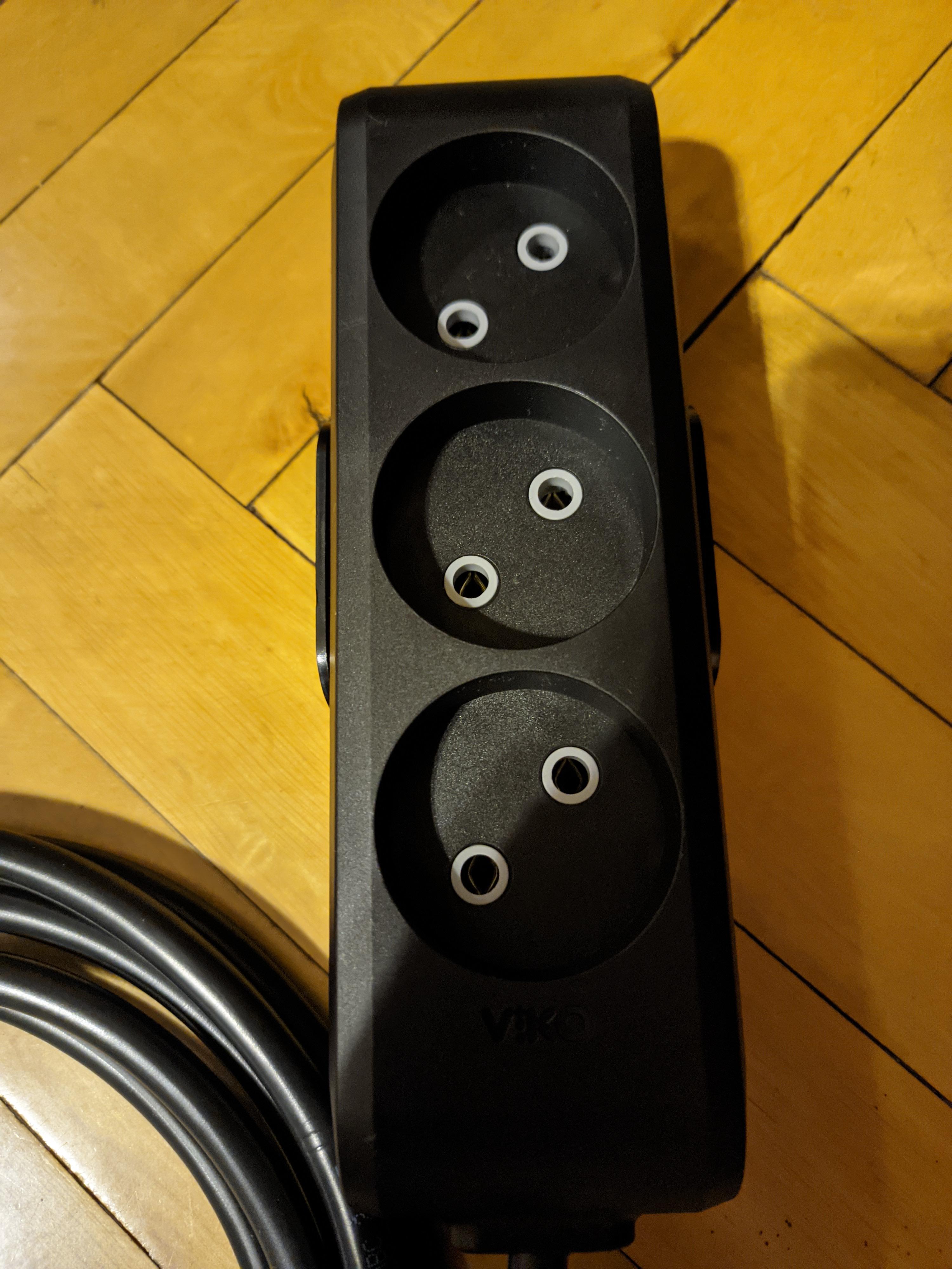 Фото: Колодка Viko без заземления 3 гн. без выключателя черный 90132300, отправлено покупателем Олександр Колодка Viko без заземления 3 гн. без выключателя черный 90132300 в реальных условиях использования от покупателя Олександр.