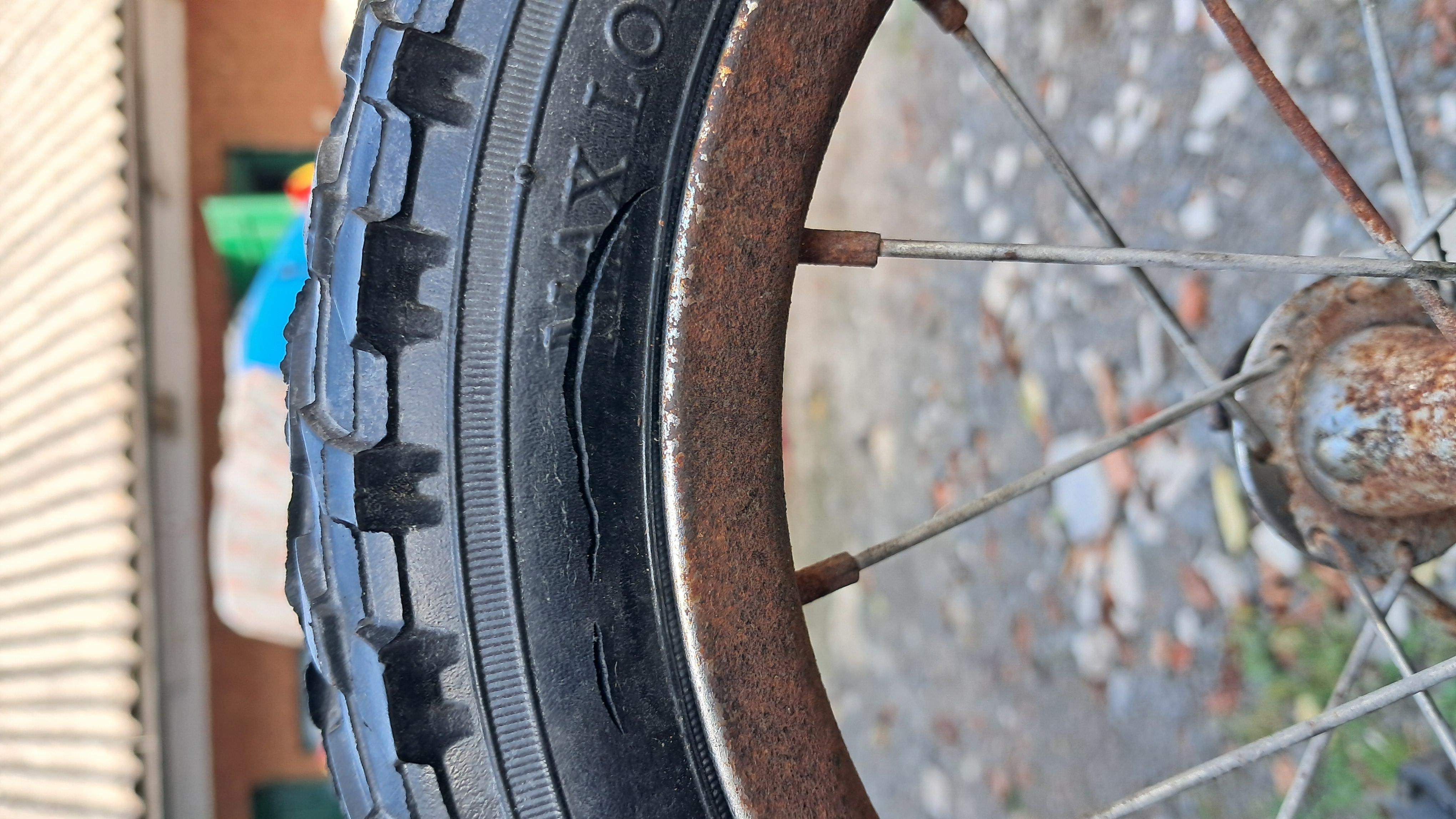 Покришка для велосипеда 12-2.125 (1982968487) в реальных условиях использования от покупателя Володимир.