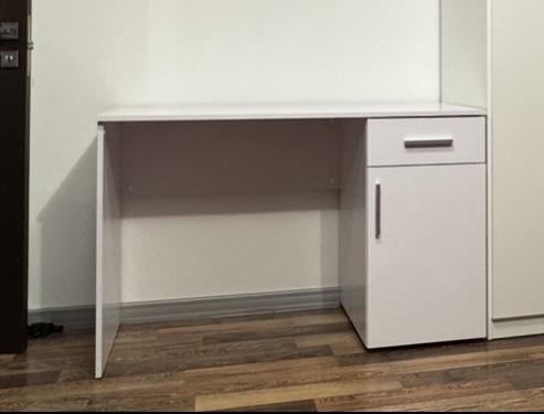 Стол Moreli компьютерный письменный с ящиками и дверцей ST-0003 Белый в реальных условиях использования от покупателя Олег.