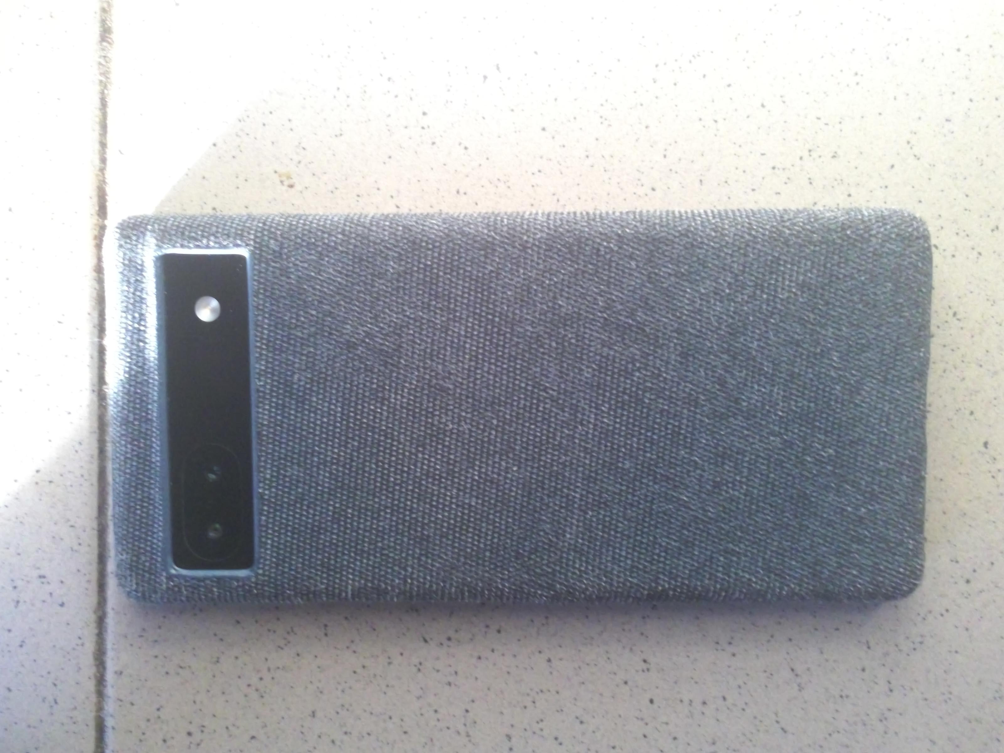 Тканевый чехол для Google Pixel 6a (жёлтый) в реальных условиях использования от покупателя Володимир.