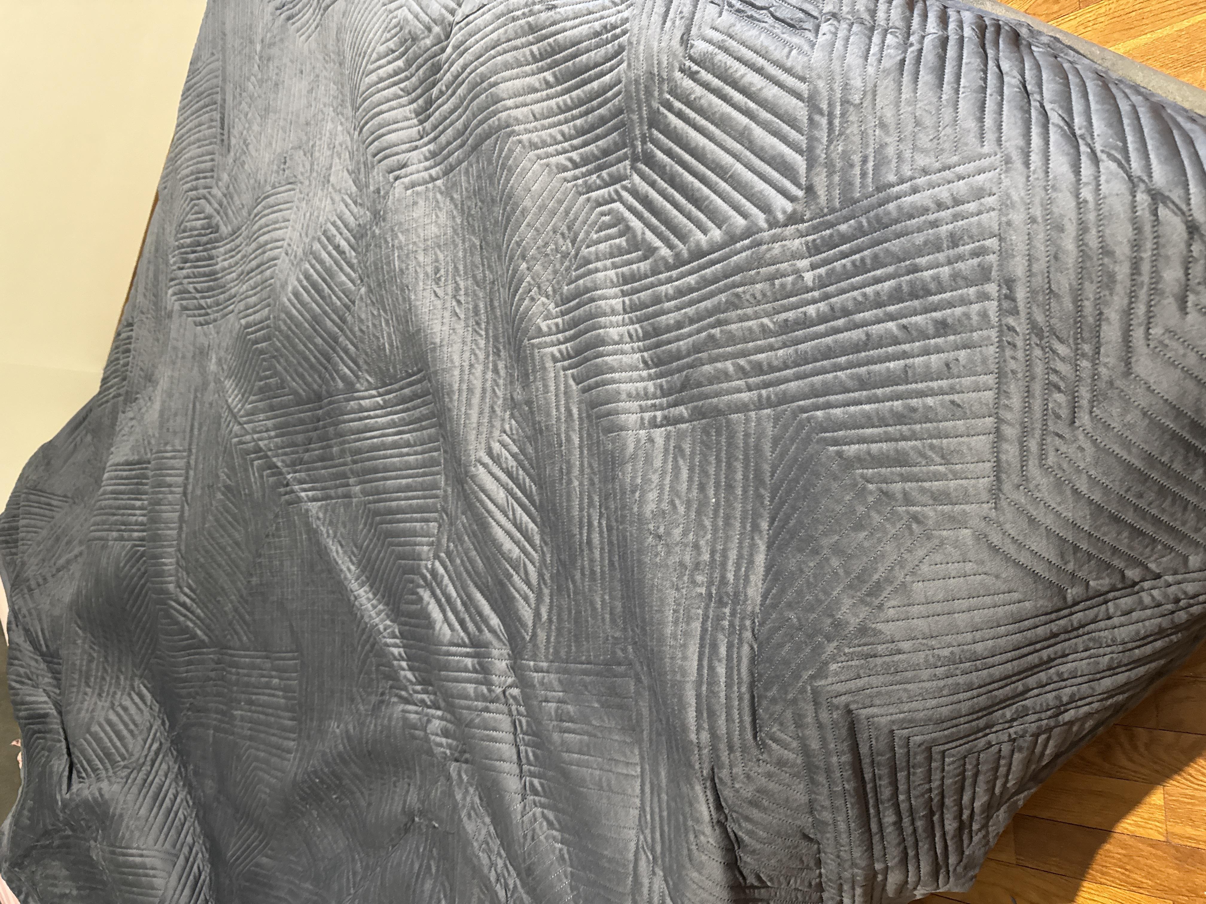 Покрывало на кровать с наволочками евро 210х230/50х70 см Графитовый (Д-vik-velur-pokruvalo-001) в реальных условиях использования от покупателя Наталия.